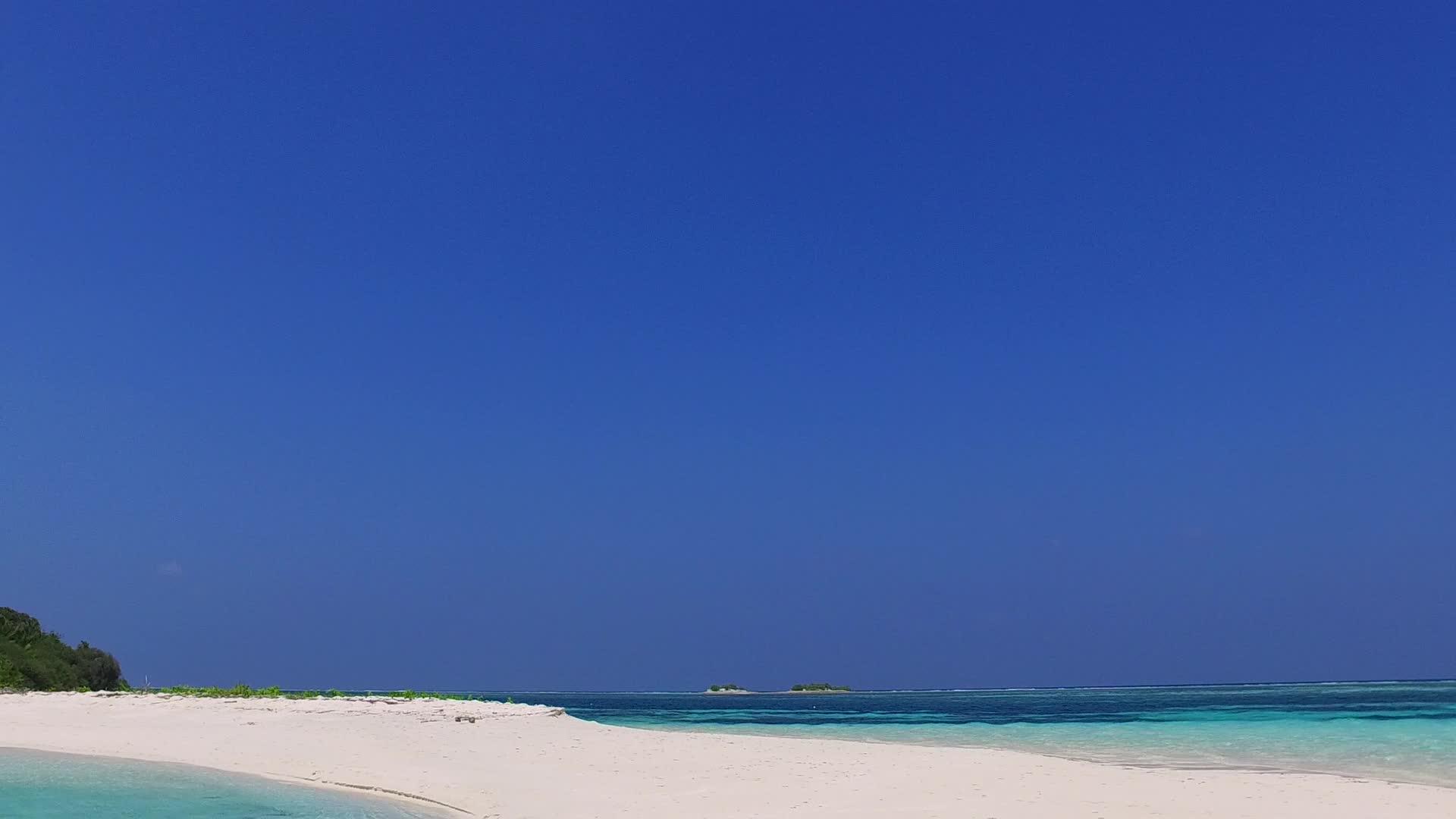 从绿色海洋和海滩附近的白沙背景中航行的海滩视频的预览图