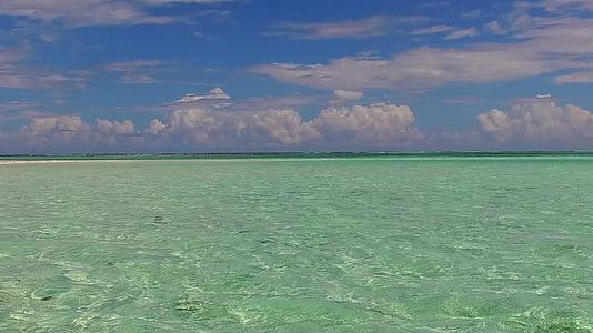 海滩生活方式以海蓝水和珊瑚礁附近的浅沙为例视频的预览图