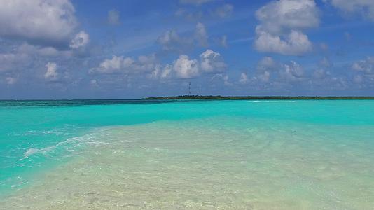 蓝色海洋和棕榈树附近的白色沙滩背景的豪华海滩结束之旅视频的预览图