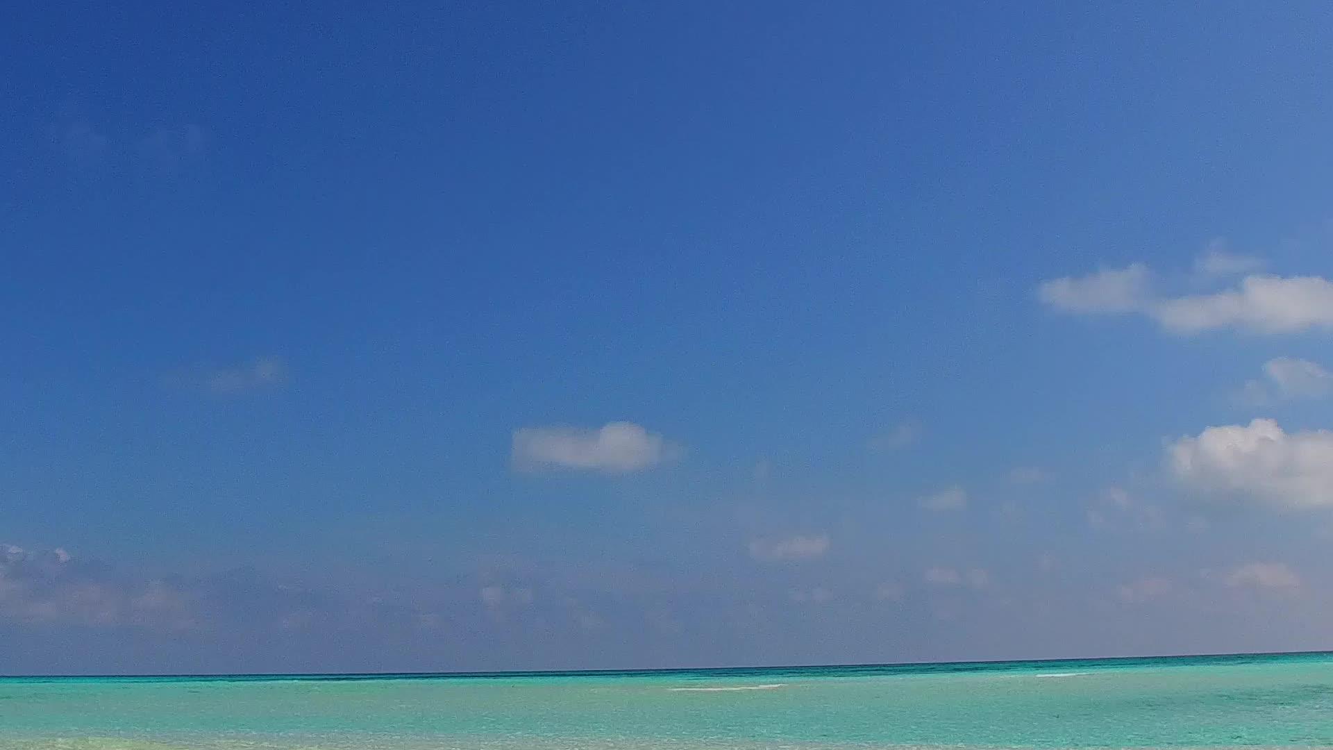 蓝色的水打破了豪华海岸海滩沙巴附近的白色沙滩背景视频的预览图