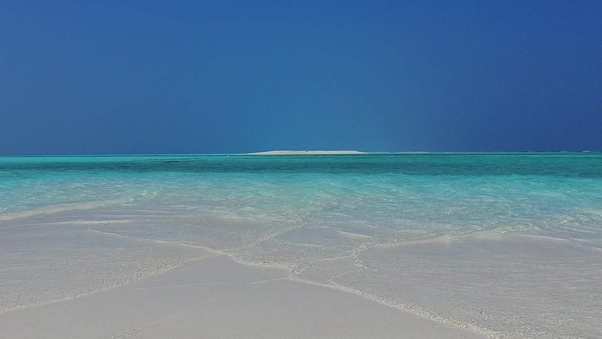 蓝色泻湖和白色海滩和白色海滩的背景下沿着珊瑚礁航行视频的预览图