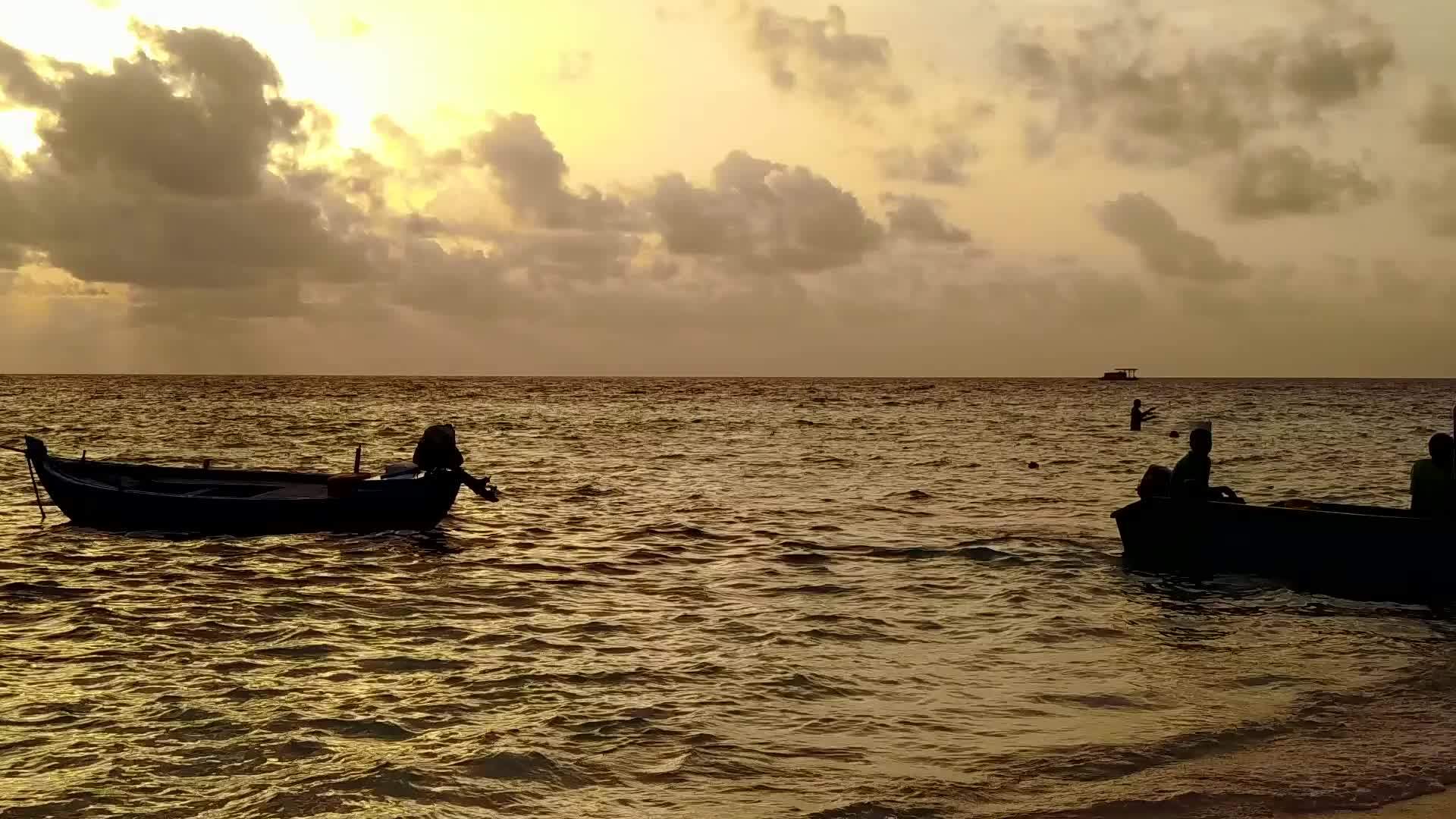 日落前海蓝色环礁湖和明亮海滩的背景下旅行视频的预览图