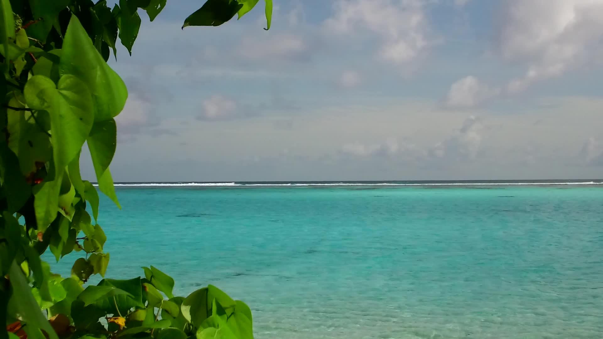 蓝色海滨美丽的海岸海滩假日宽角旅游珊瑚礁附近有清洁视频的预览图