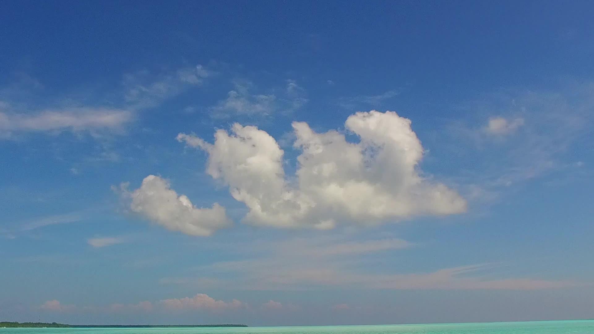 在白白沙背景的绿松石环礁浅滩探索旅游视频的预览图