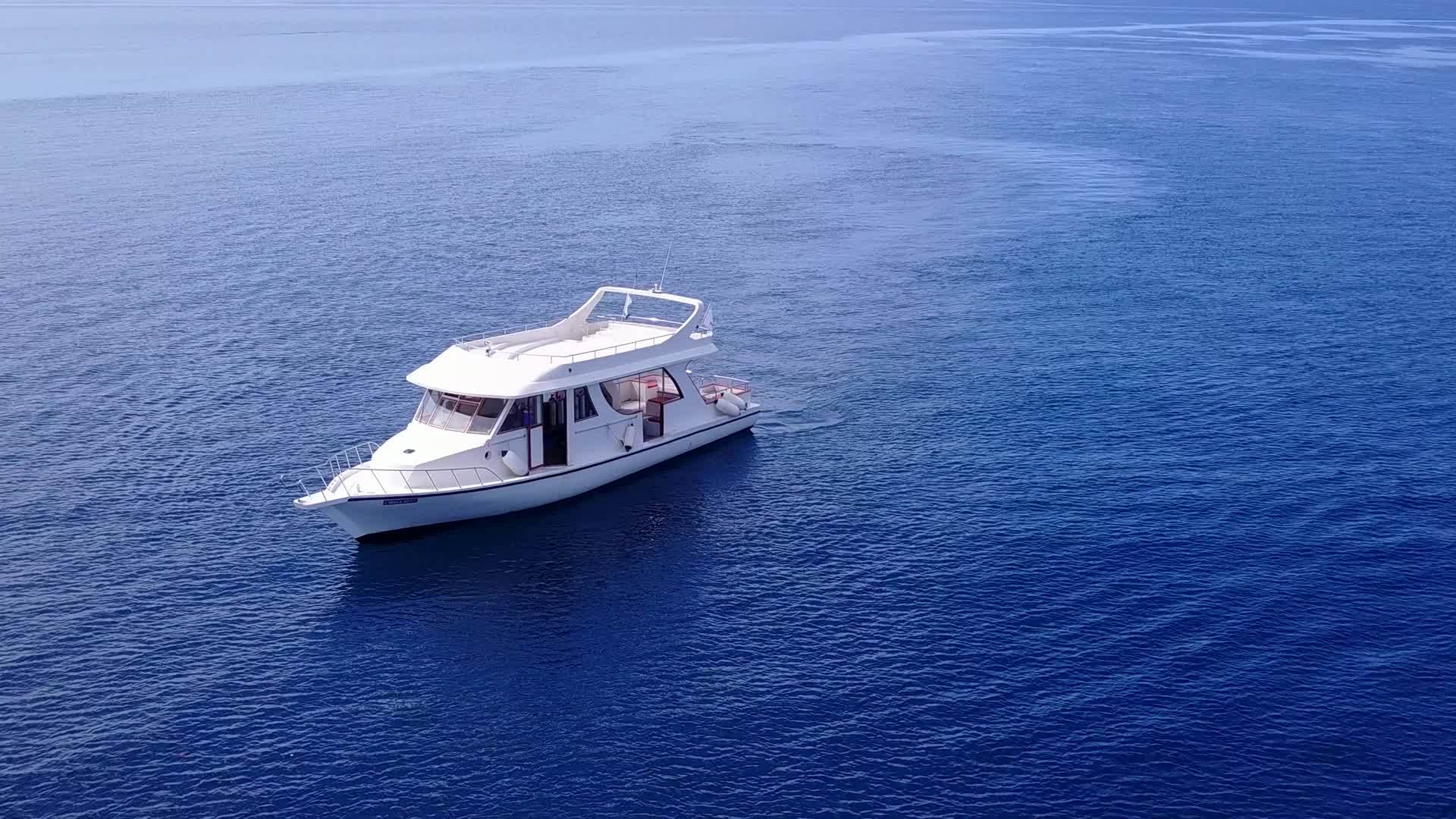 蓝色的海洋和白色的日出后阳光明媚的环礁湖海滩的全景视频的预览图