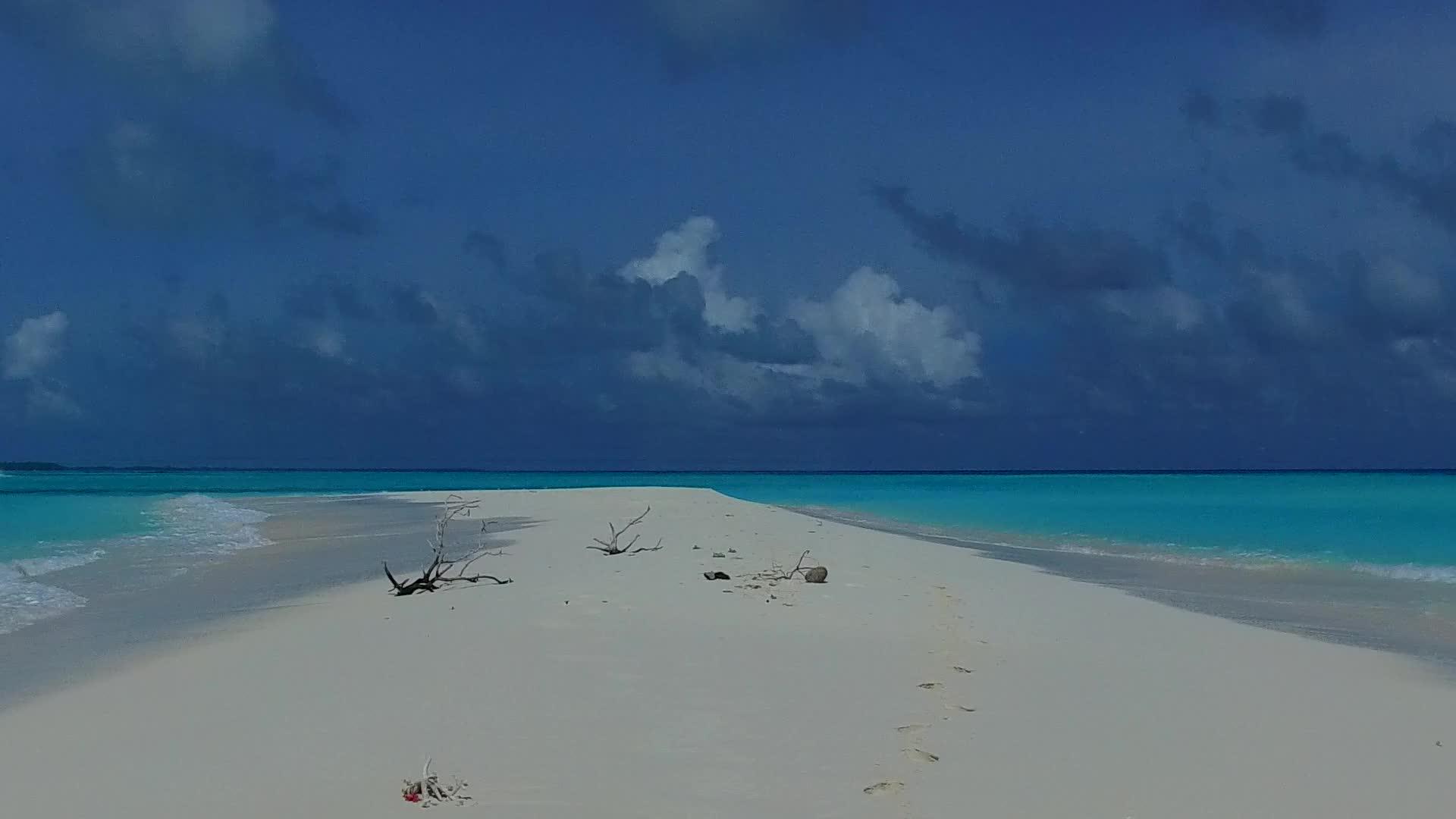 浅海平息了珊瑚礁附近蓝色水和白色沙滩的海滩生活方式视频的预览图