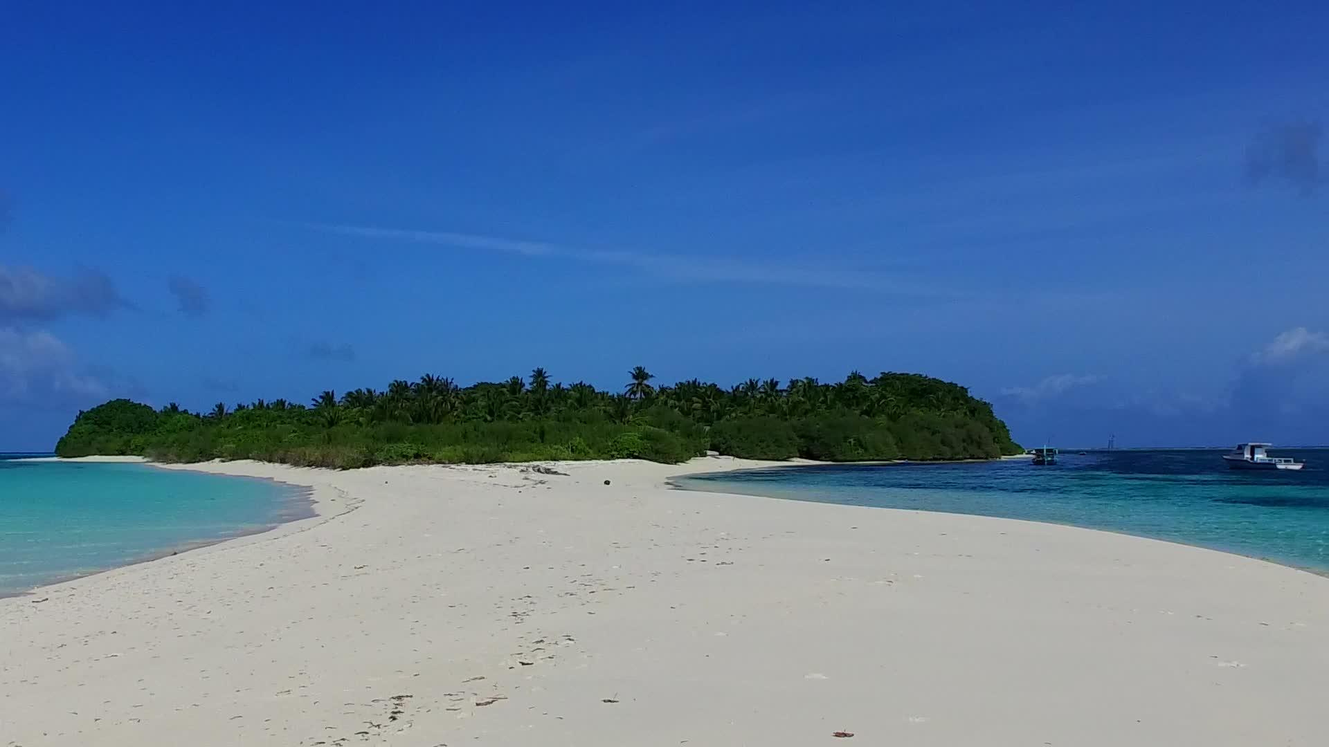 蓝色的海滨之旅紧紧环绕着蓝色的水和珊瑚礁附近清洁沙尘的背景视频的预览图