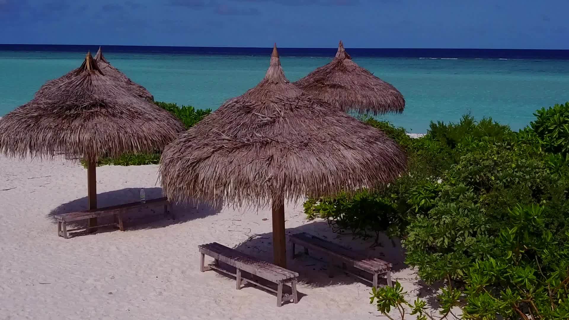 以透明的海滩和白沙为背景在海浪附近旅行视频的预览图