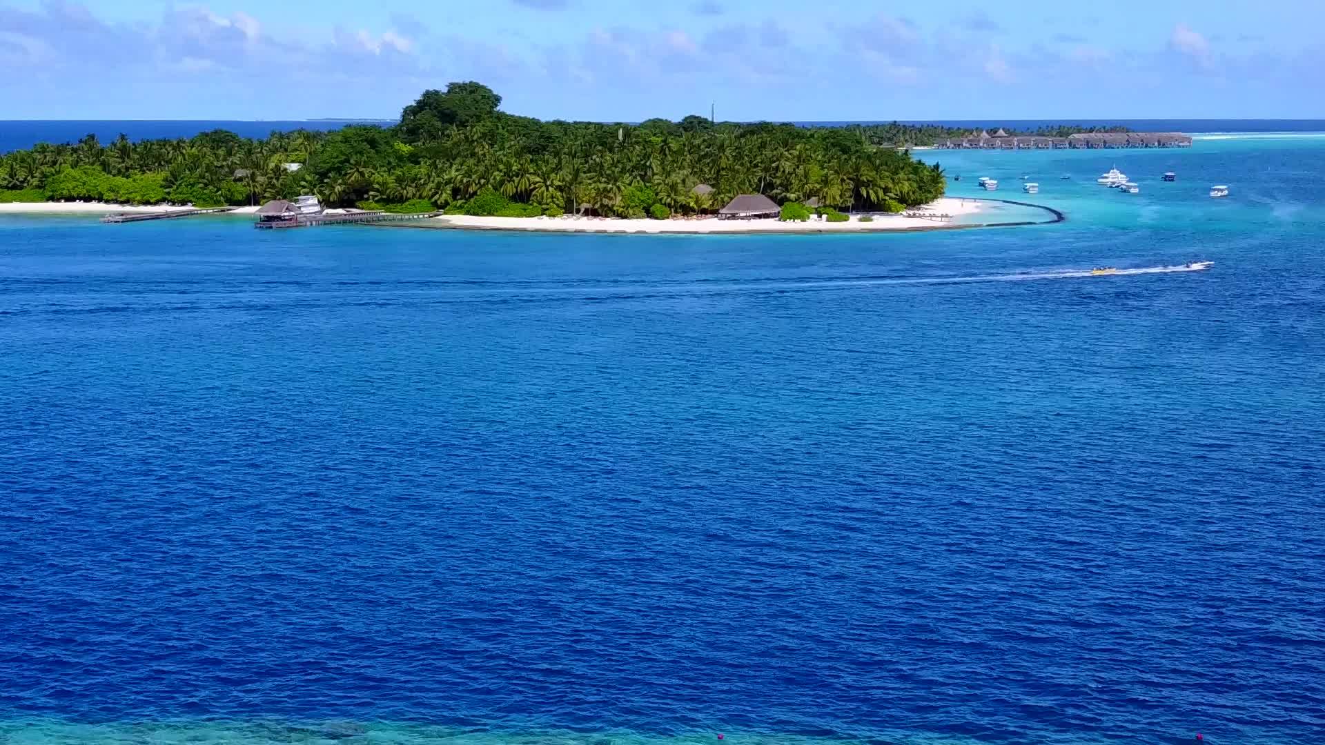 完美的岛屿是利用蓝色海平面和沙巴附近的白色海滩背景视频的预览图