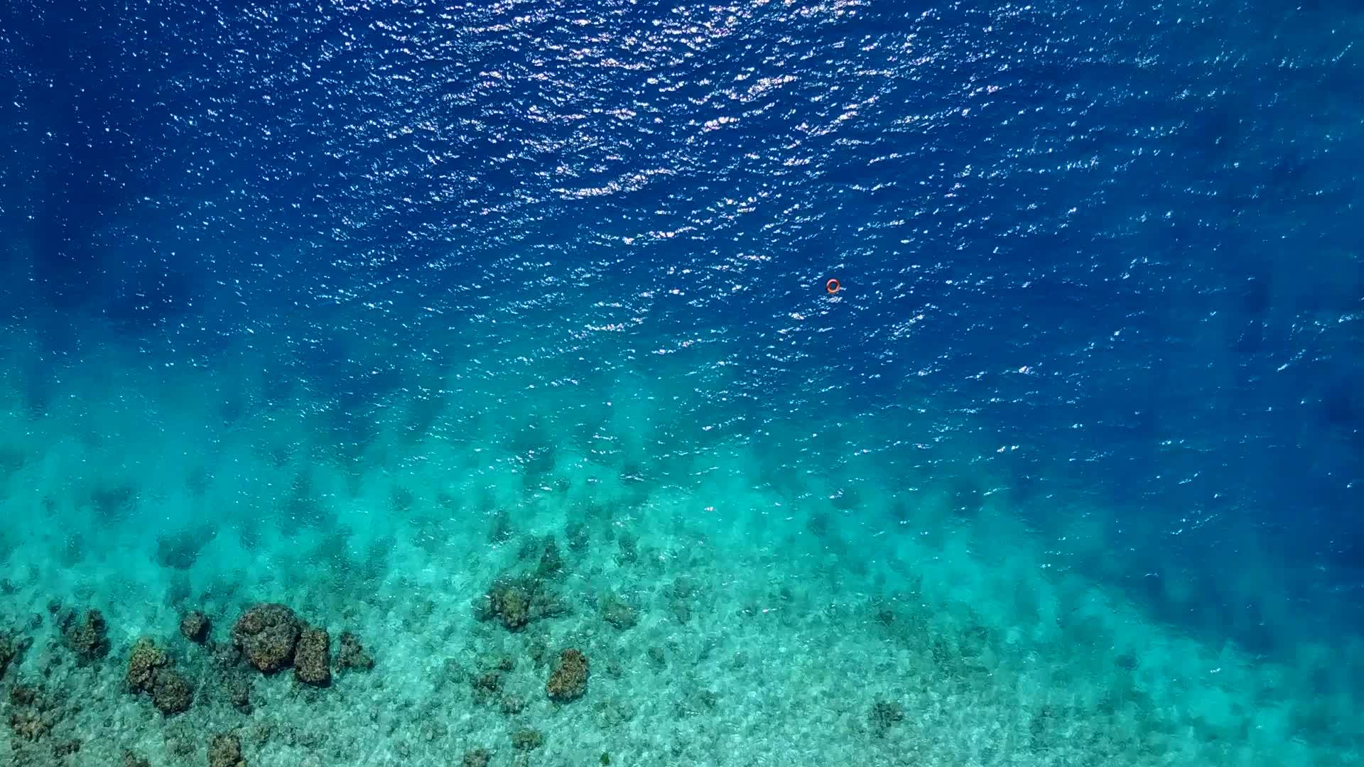 蓝色泻湖和沙洲附近明亮的海滩背景完美的度假海滩航行视频的预览图