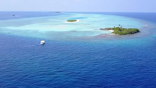 以蓝水和白沙为背景珊瑚礁附近使用蓝水和白沙视频的预览图