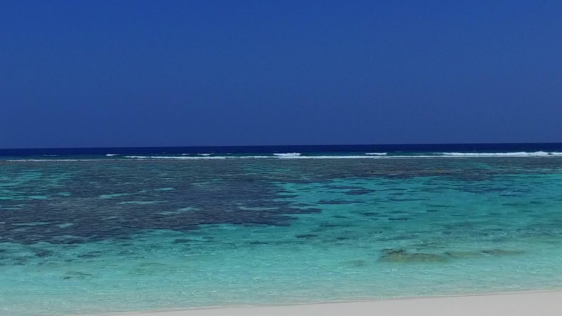 白色沙滩冒险以蓝海和沙巴附近的白色沙滩为背景视频的预览图