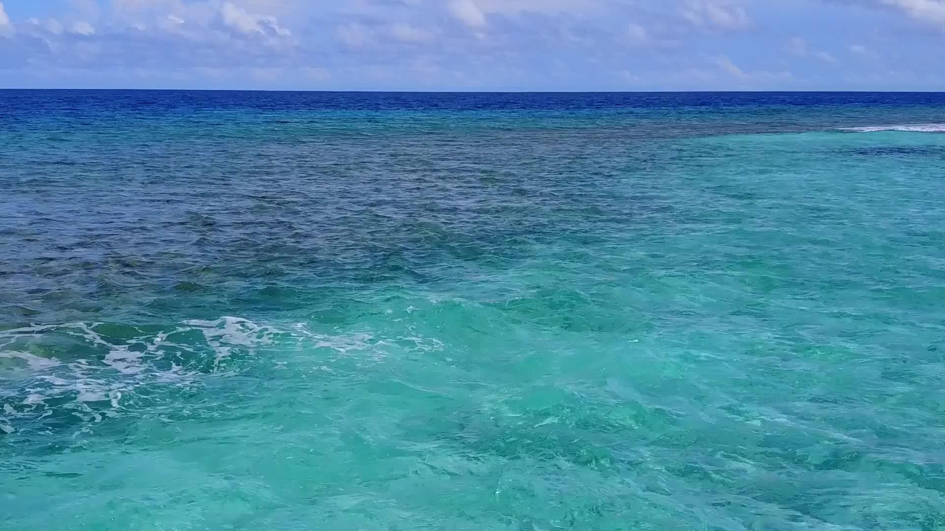 蓝色泻湖位于珊瑚礁附近的白色沙滩上在异国情调的海湾海滩上视频的预览图