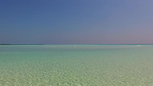 蓝水打破了热带旅游海滩的开放景观海浪附近有白色的沙沙视频的预览图
