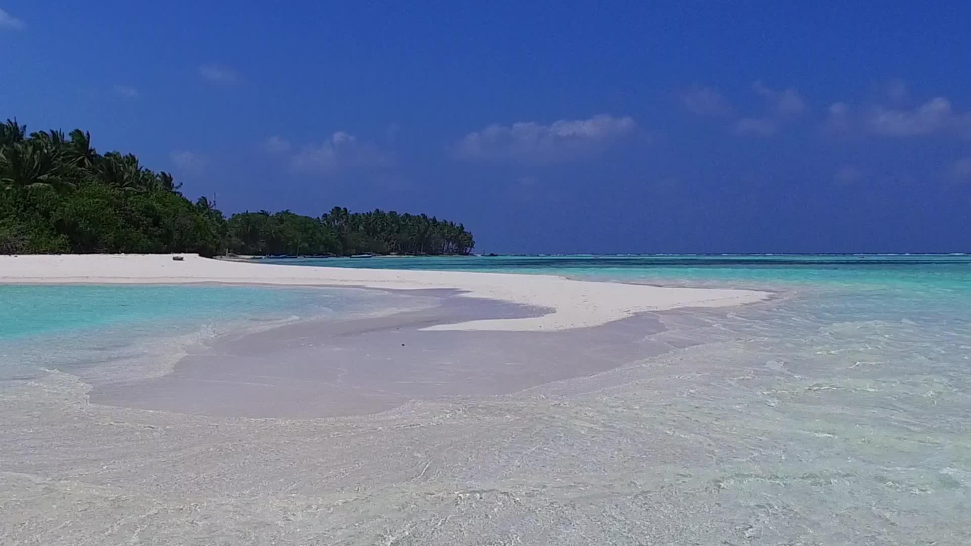 荒野旅游以透明的海面和接近冲浪的白色沙底为背景视频的预览图