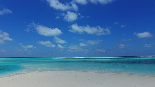 蓝水和白沙的背景是在海浪附近冒险的美丽海滩探险视频的预览图