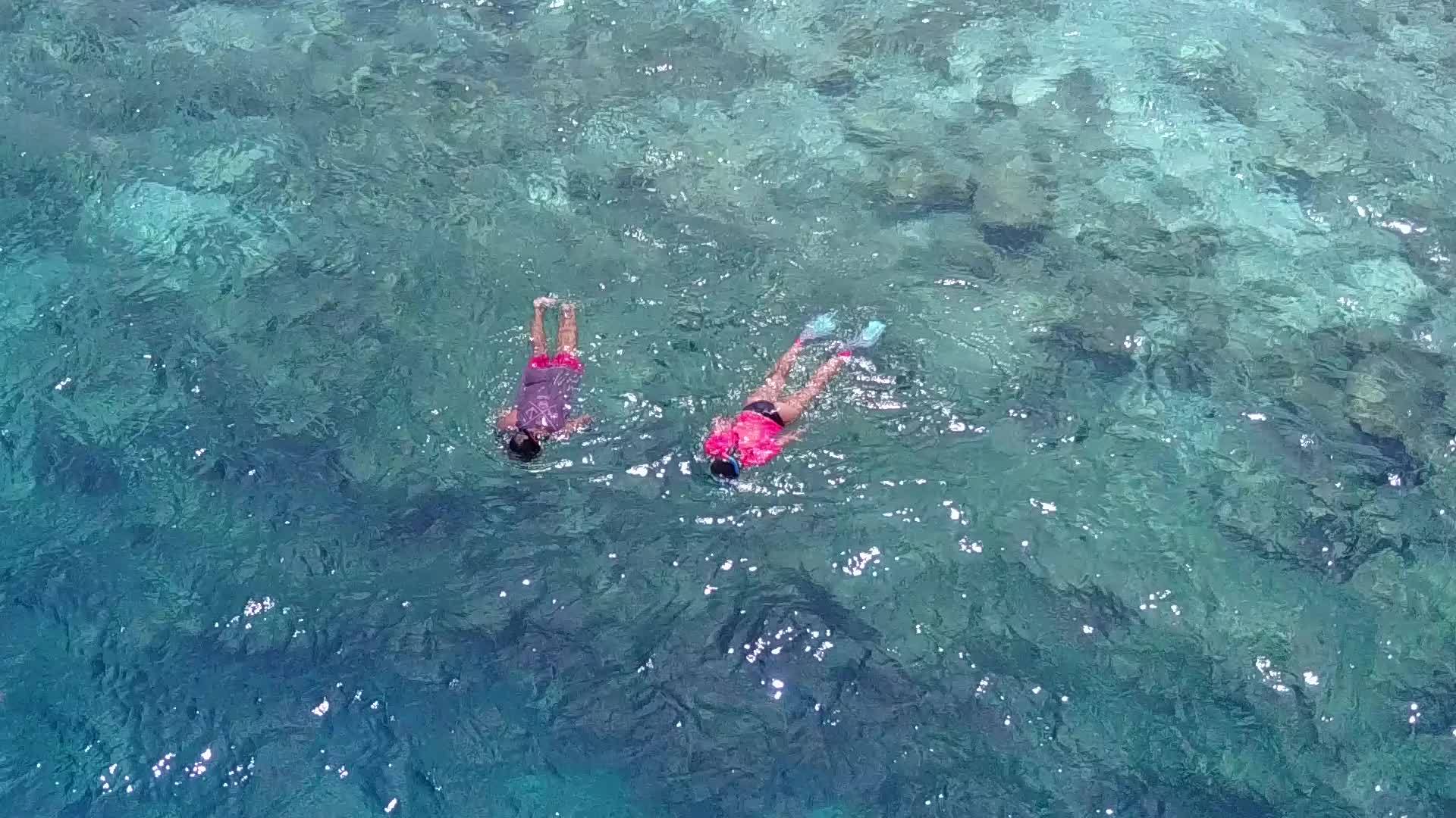蓝环礁湖和太阳下的白色海滩背景清空了伊德利克湾海滩冒险视频的预览图