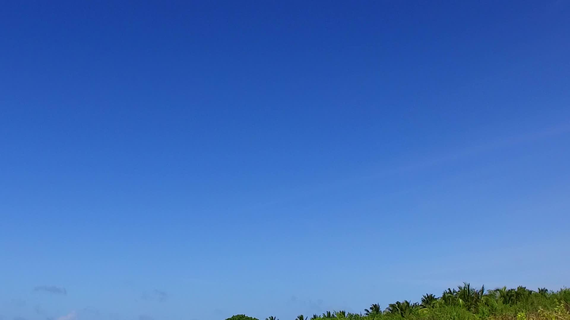 绿松石海热带湾海滩时间阳光全景阳光下有白色沙子视频的预览图