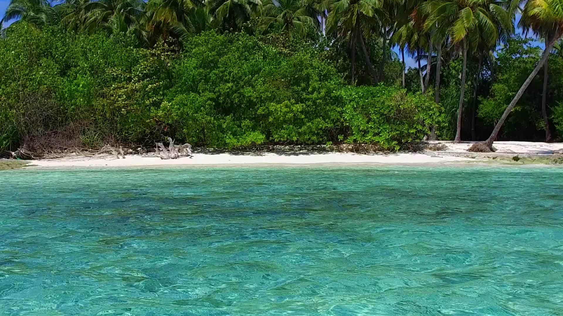 绿松假胜地附近绿松石环礁湖以白色沙土为背景视频的预览图