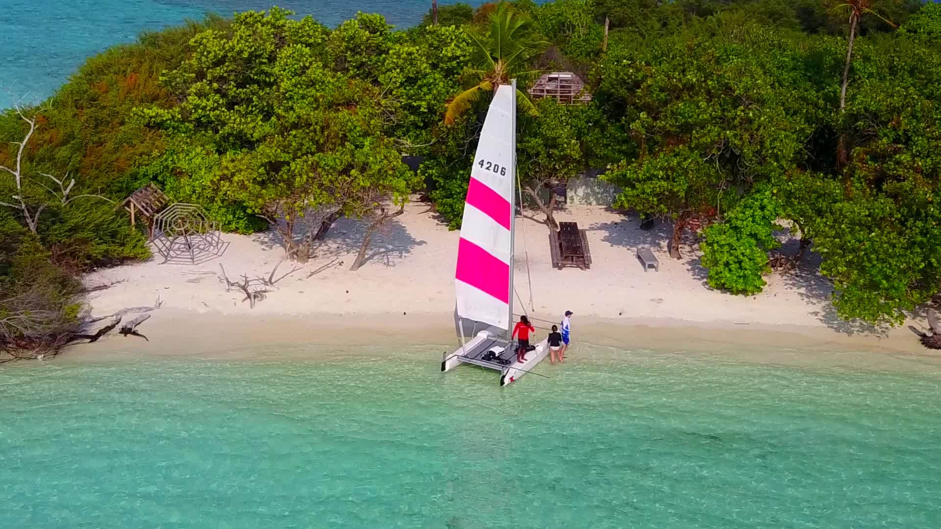 白沙背景的透明水在海浪附近放松泻湖海滩白天全景视频的预览图