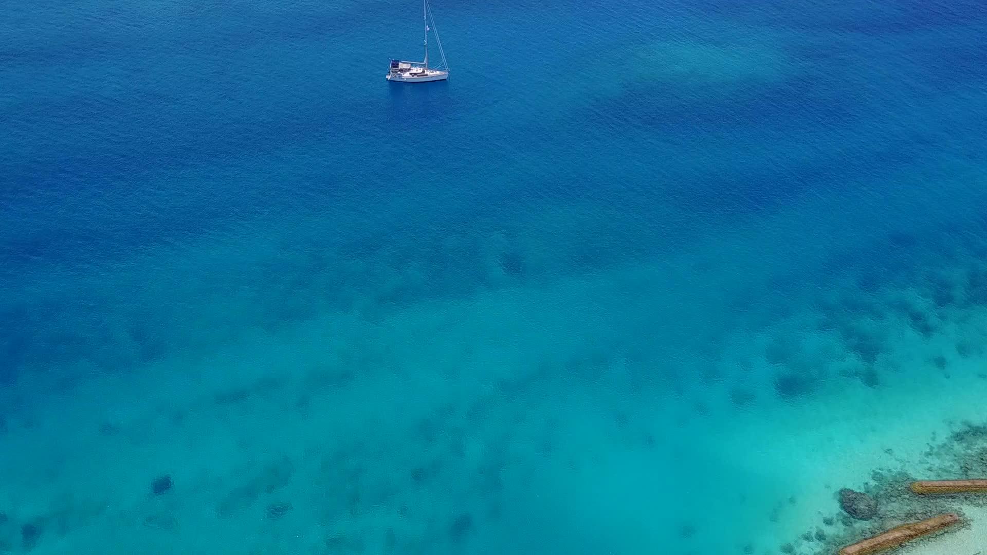在珊瑚礁附近的浅水和白瑚礁附近的浅水和白色沙底的背景视频的预览图