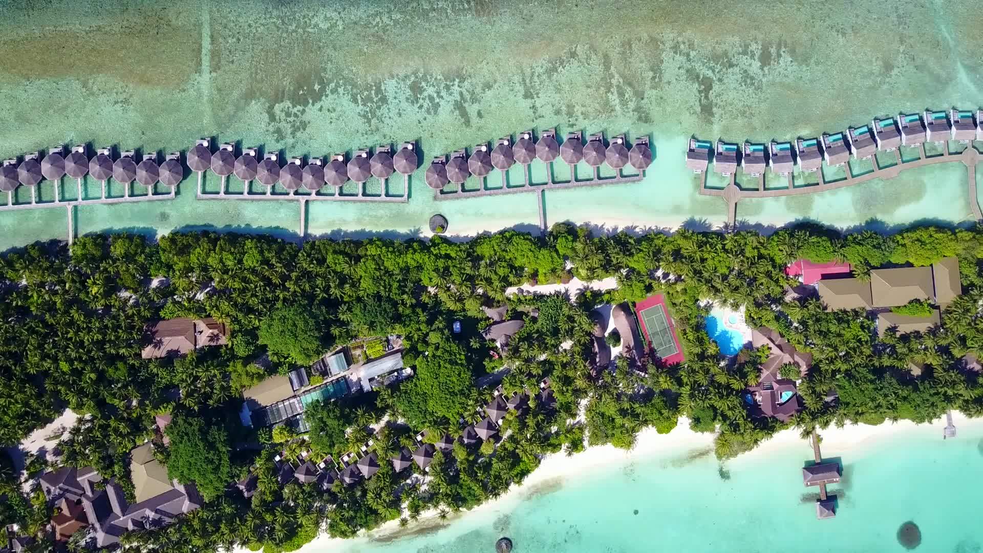 热带海岸海滩度假村附近有明亮的沙质背景水蓝色泻湖视频的预览图