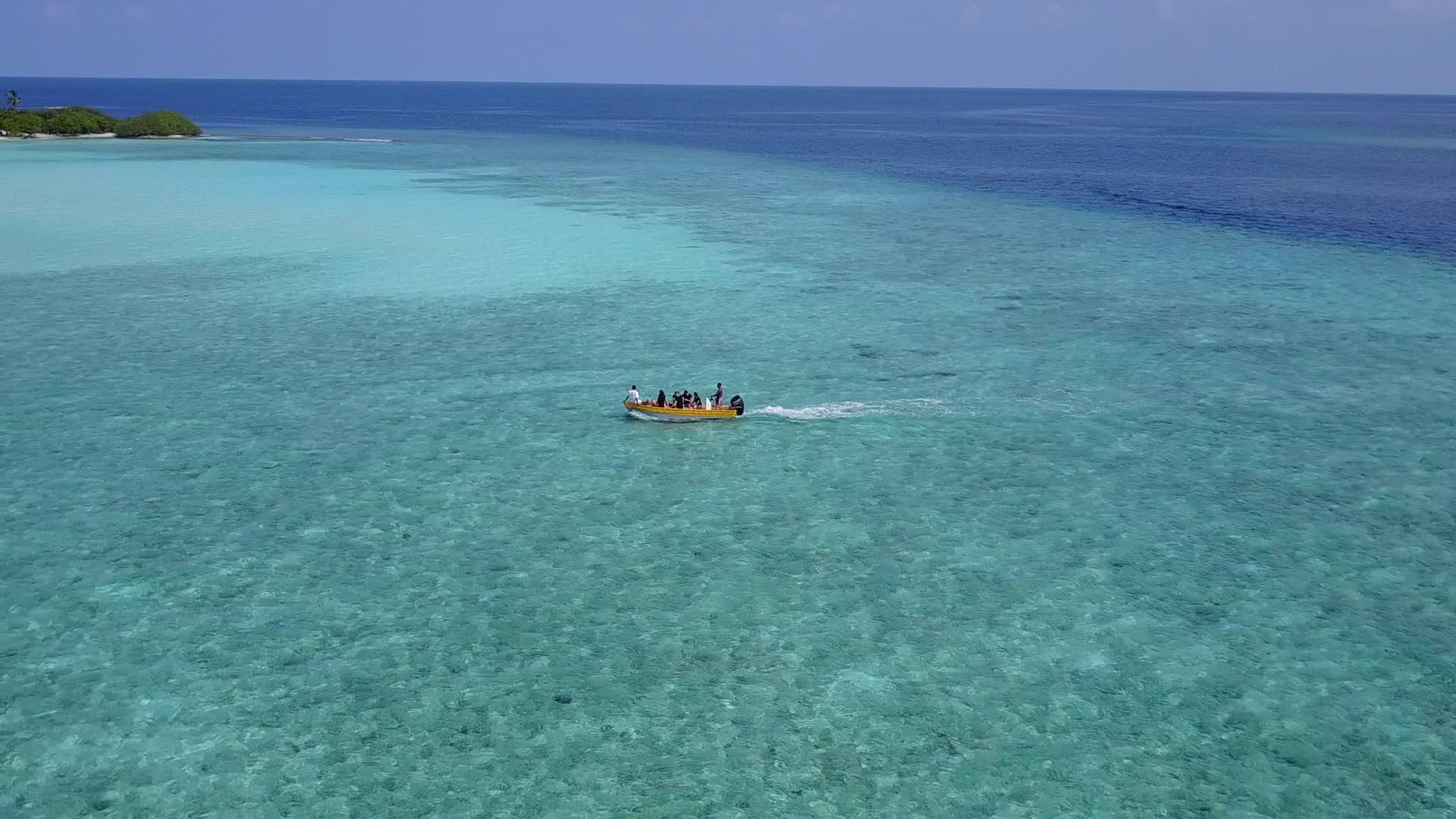 日出后在蓝色泻湖和白色海滩的背景下宁静的海滩生活方式视频的预览图