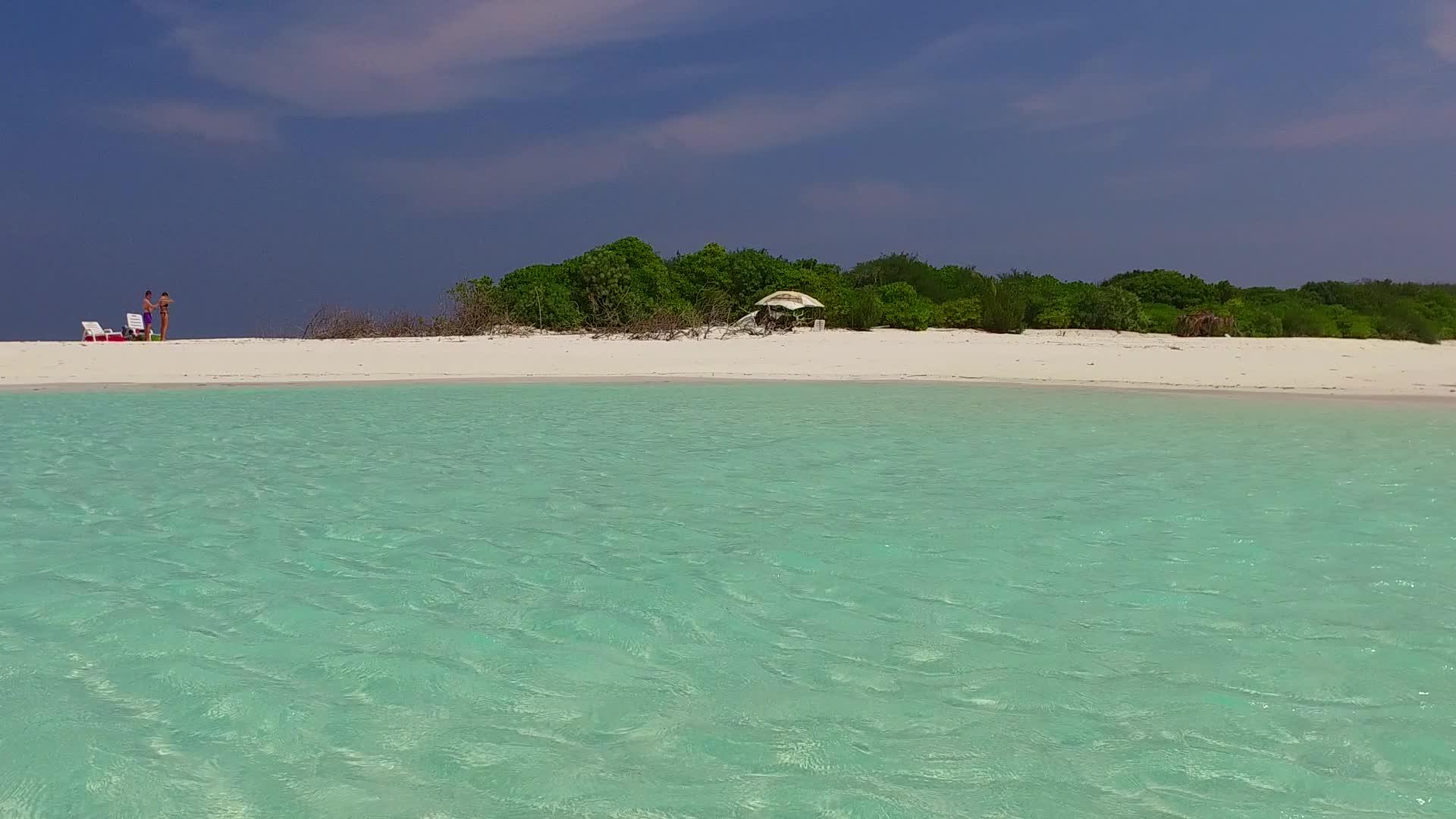 以松绿水为例阳光中的白色沙子背景呈现出完美的度假胜地视频的预览图