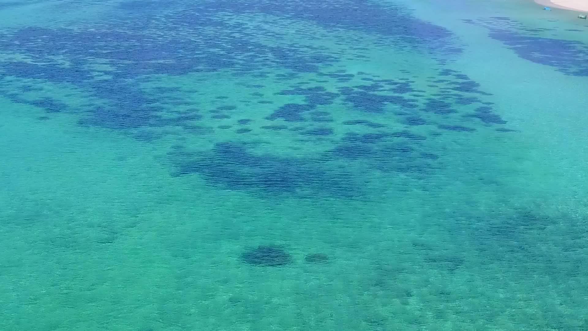 打破豪华旅游海滩的透明环礁湖和日落前清洁沙滩背景视频的预览图