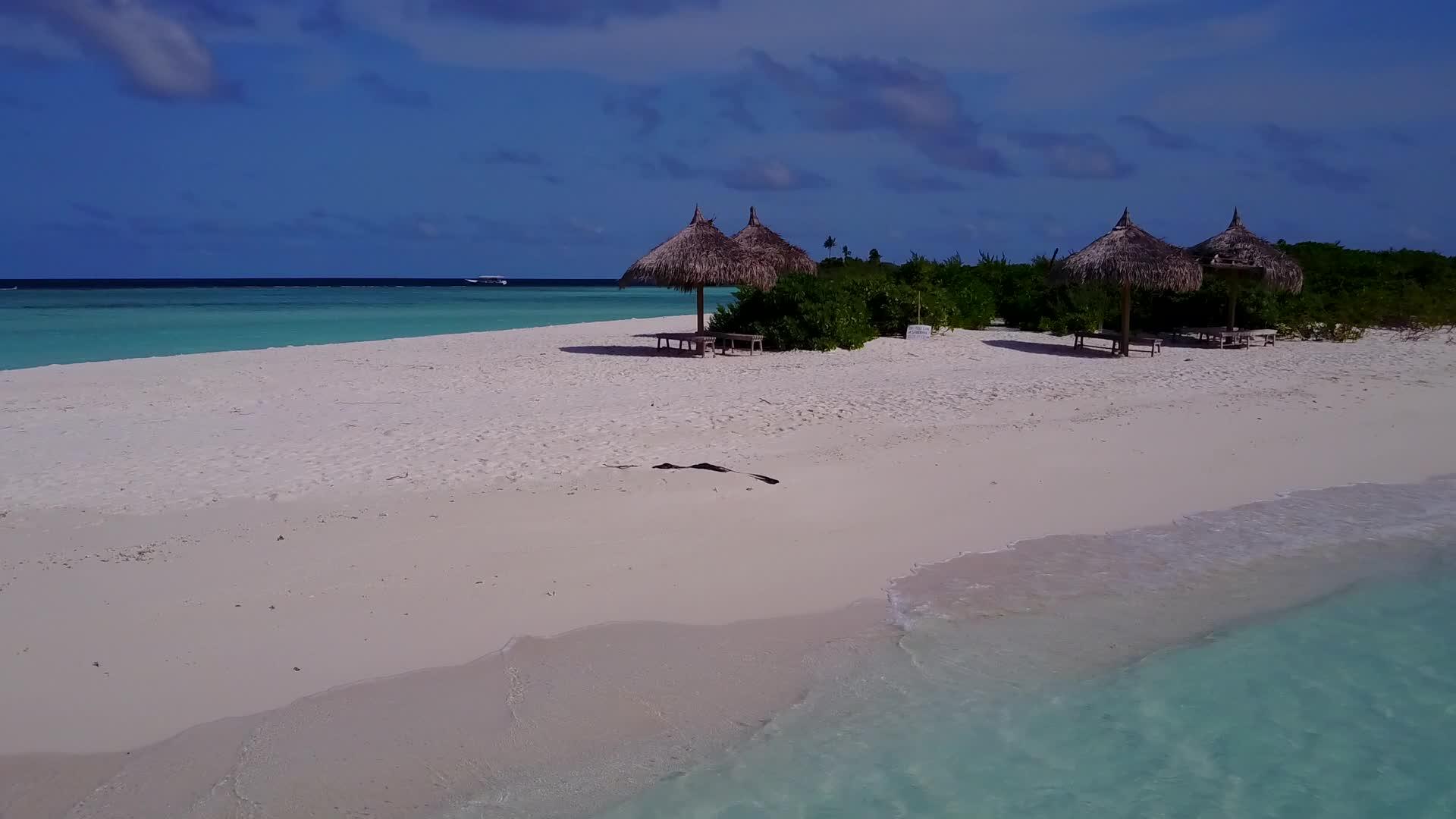 在绿松石海洋和暗礁附近的白沙背景下复制安静的海滩视频的预览图