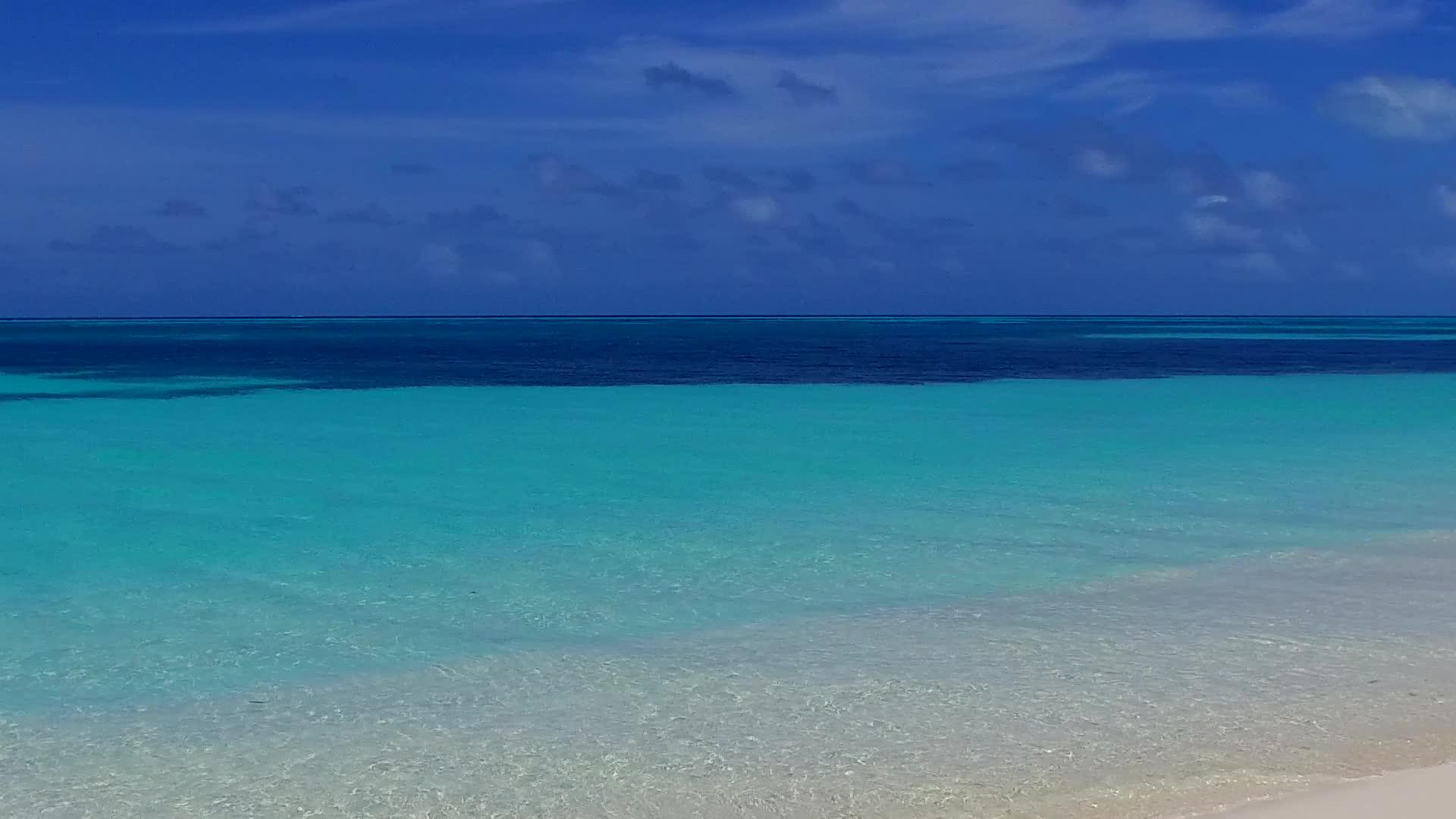 在海浪附近放松海岸海滩的时间背景是水蓝色的水和白色的沙子视频的预览图