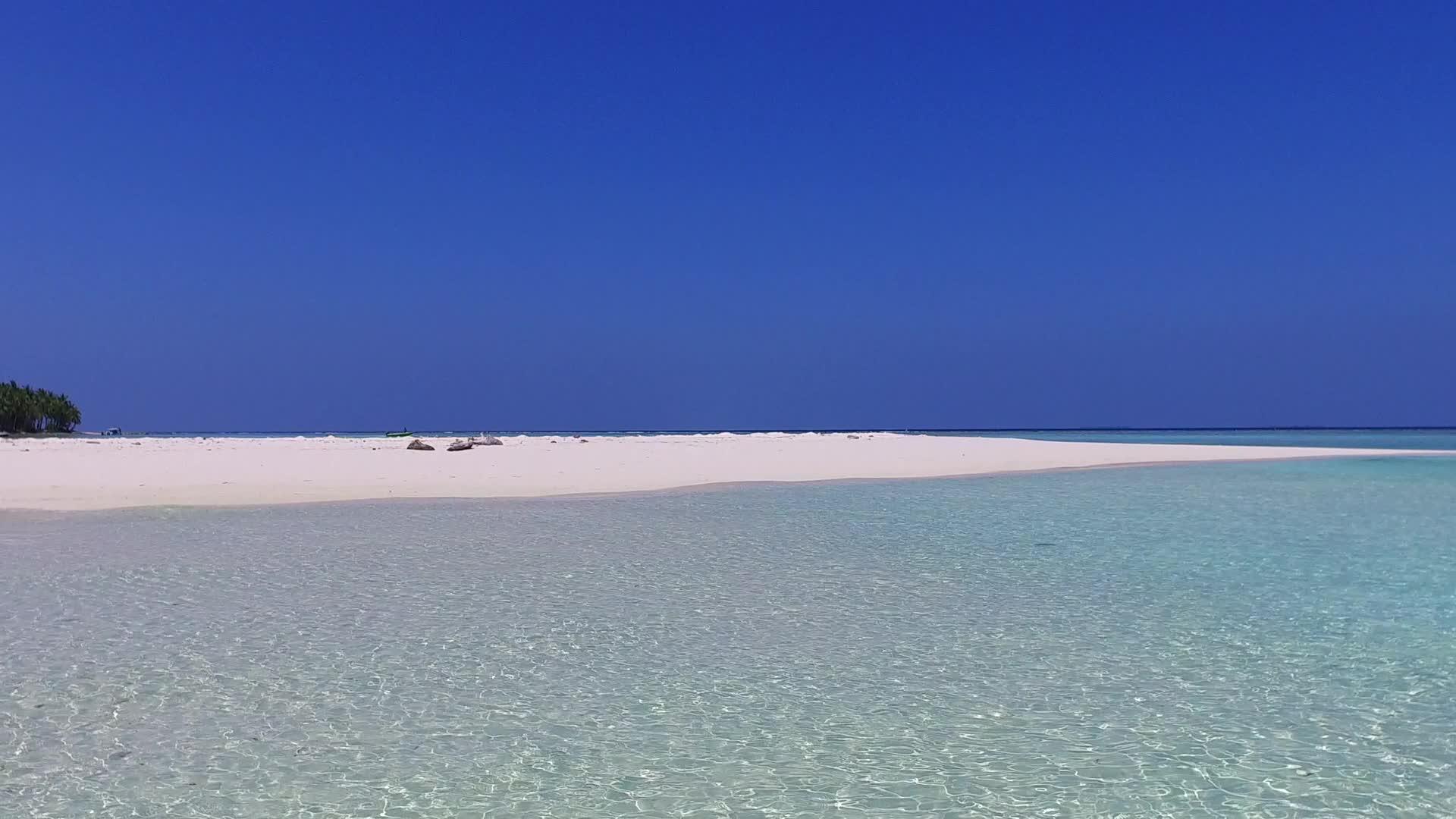 利用蓝水和阳光下的白色海滩背景进行完美的海湾海滩度假视频的预览图