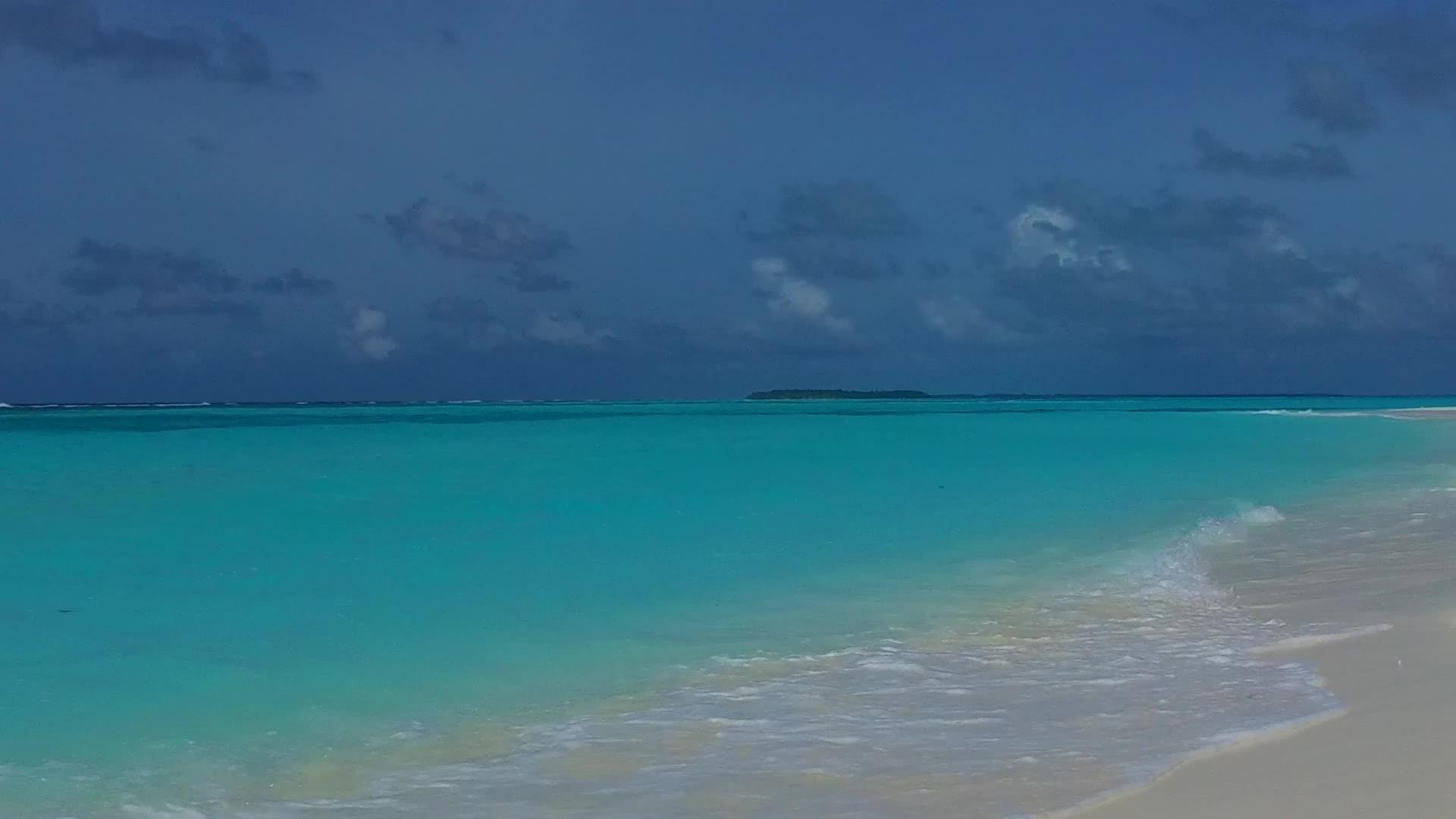 蓝绿色泻湖和沙洲附近的白色海滩背景天堂海滩旅游视频的预览图