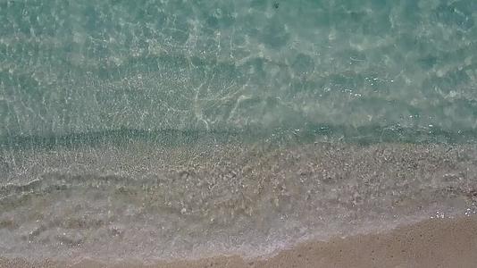 以蓝海和白沙为背景以珊瑚礁附近的蓝海为例视频的预览图