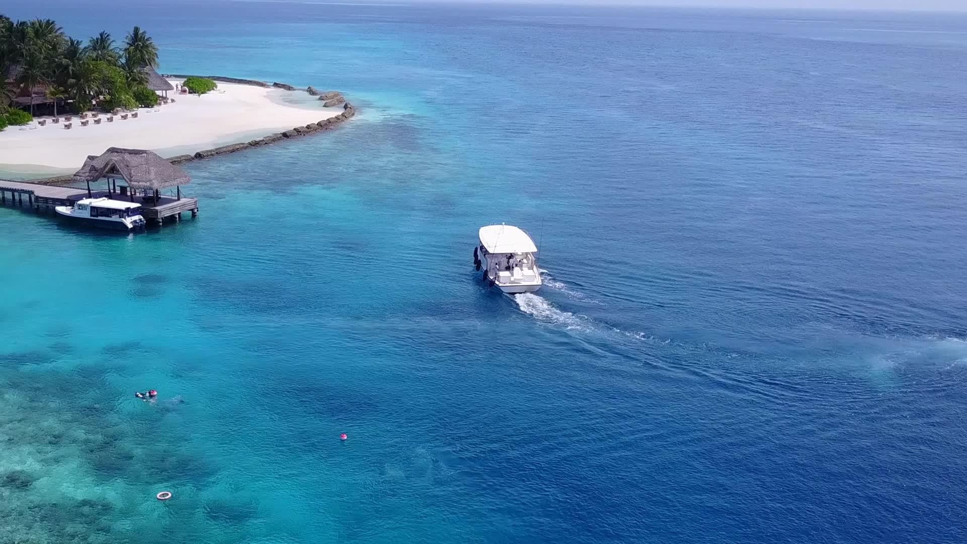 沙巴附近有一个浅浅的环礁湖有白色的海滩背景穿过海滩度假胜地视频的预览图
