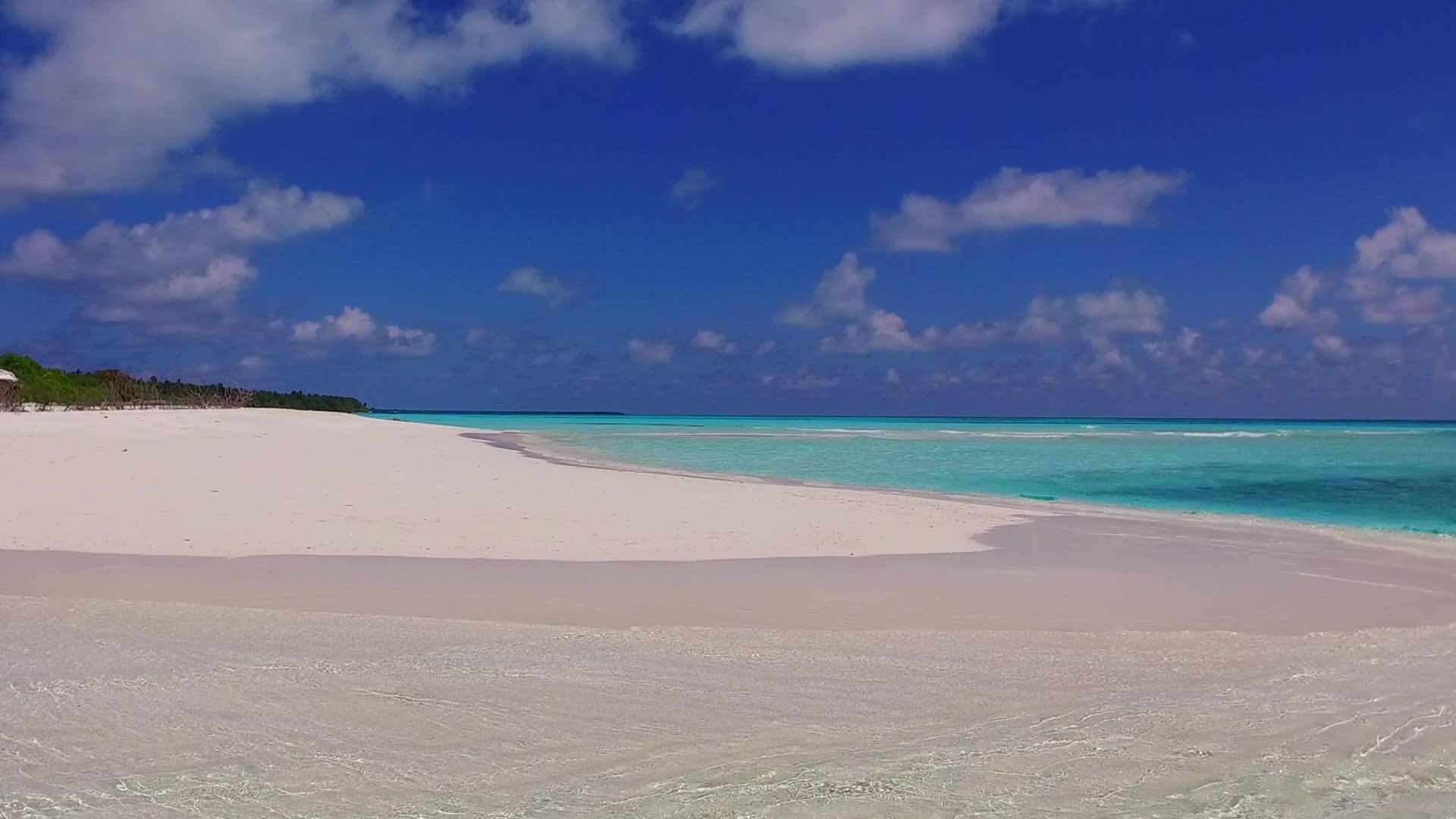 绿松石海洋豪华海湾海滩在干净的沙滩附近航行视频的预览图
