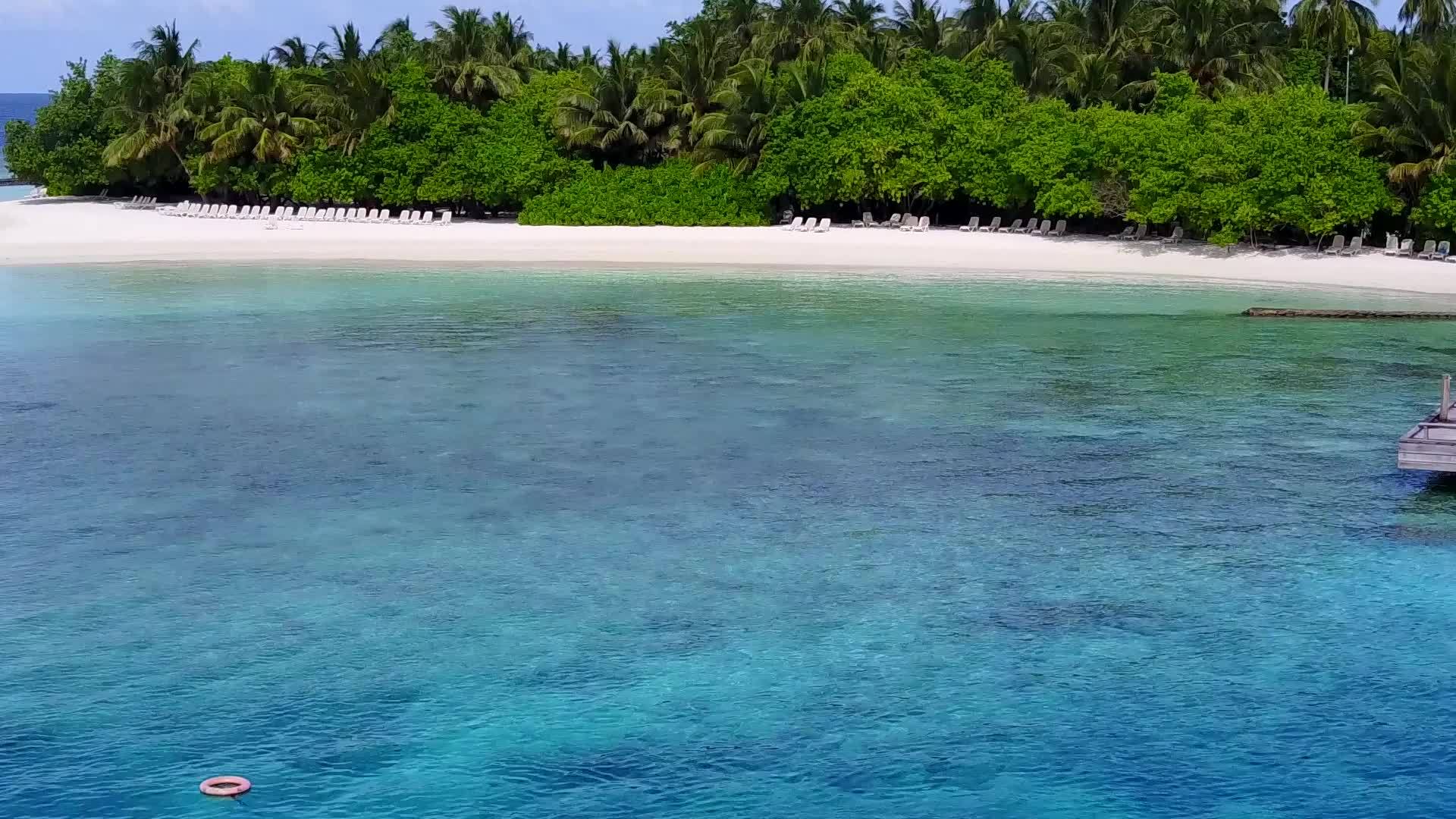 宁静的度假胜地以浅海和阳光下的白色沙滩为背景打破了海滩视频的预览图
