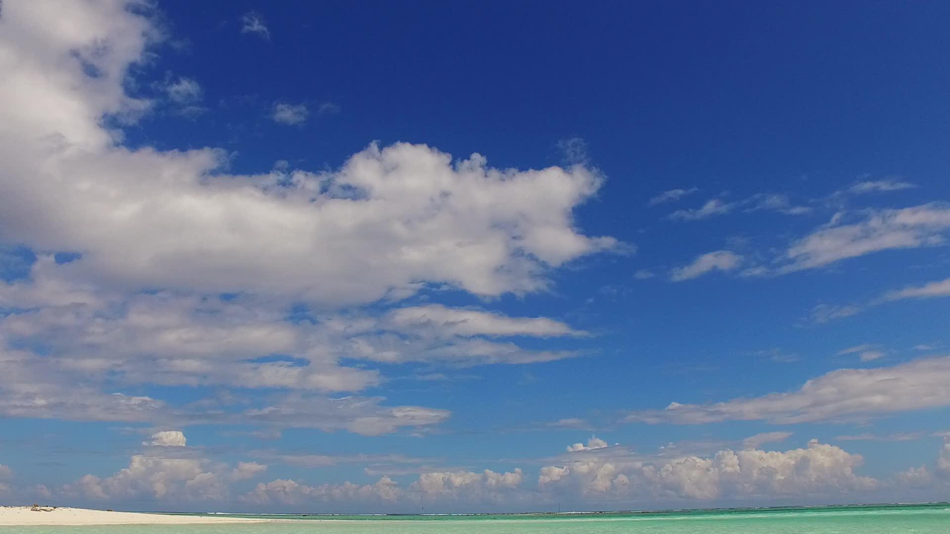 蓝色海滨生活方式以海平面和冲浪附近的浅沙背景为例视频的预览图