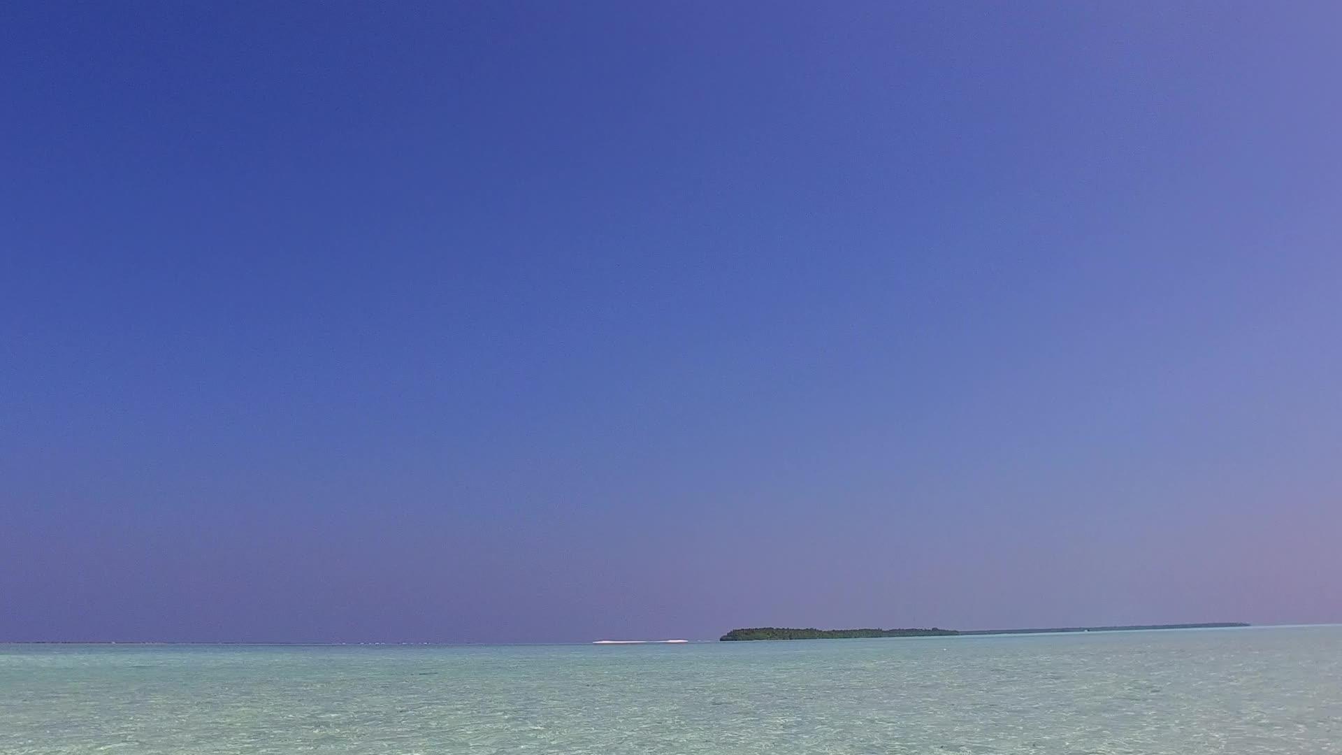 清澈的泻湖海滩在度假村附近有明亮的沙质背景视频的预览图