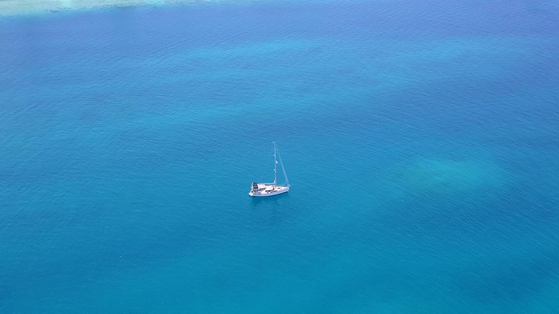 蓝色海洋豪华海滩假日宽角纹理阳光下有白色沙滩视频的预览图