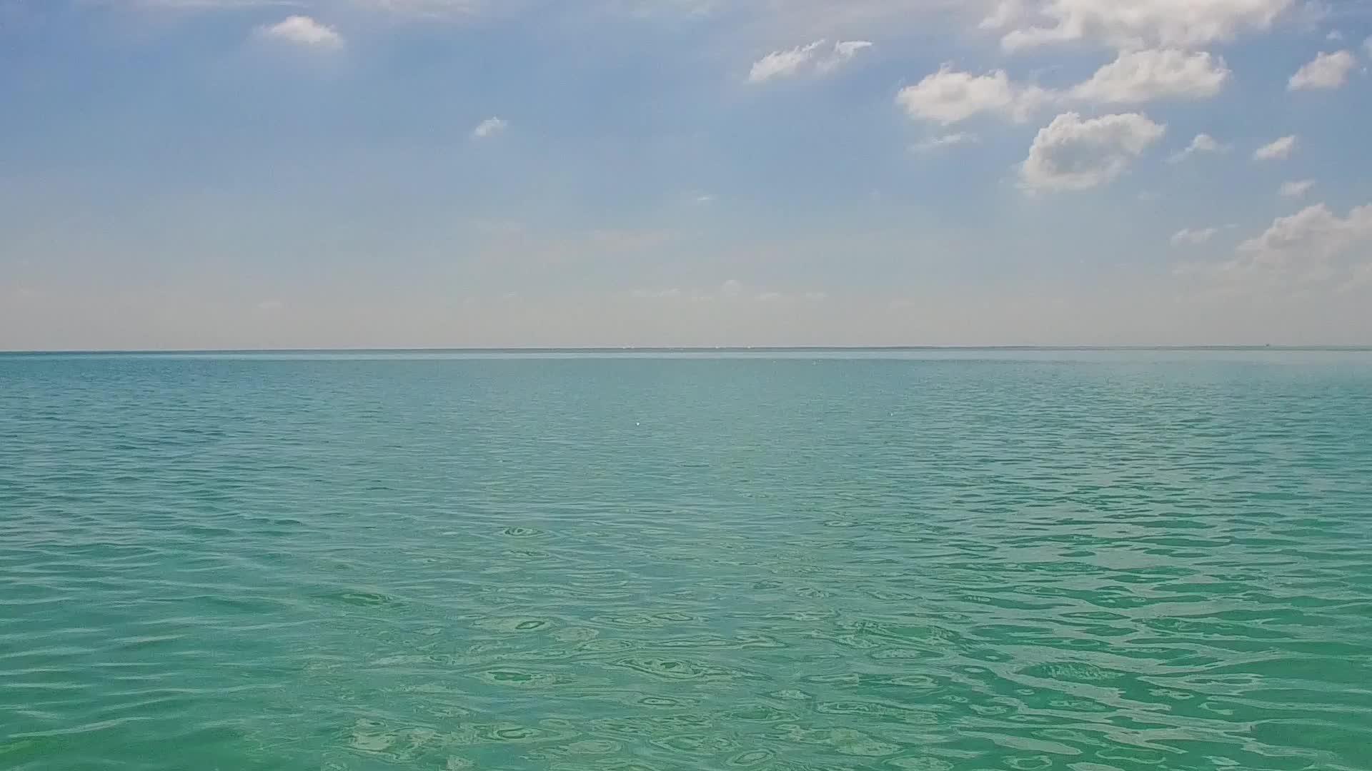 放松海湾海滩度假抽象蓝海和珊瑚礁附近清洁沙地的背景视频的预览图