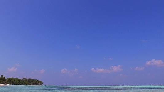海滨海滩假日宽角海滨全景在蓝色水面环礁湖附近视频的预览图
