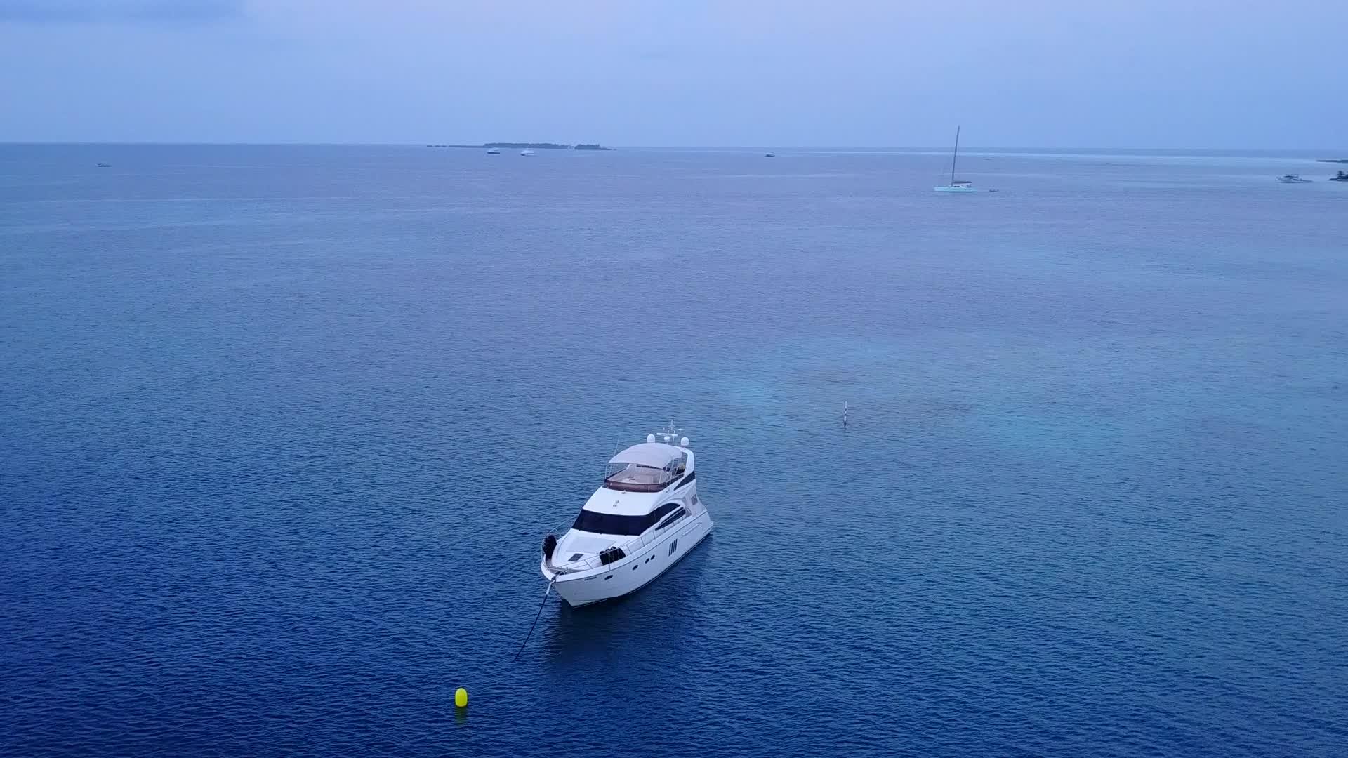 在蓝色水礁湖和海滩附近白沙的背景下豪华海滩海滩关闭视频的预览图