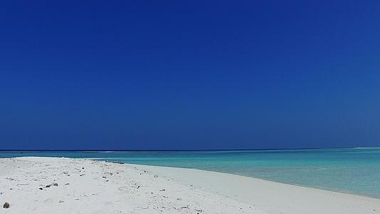 热带岛屿海滩探险的宽角摘要是蓝色的水和接近冲浪的白色海滩视频的预览图