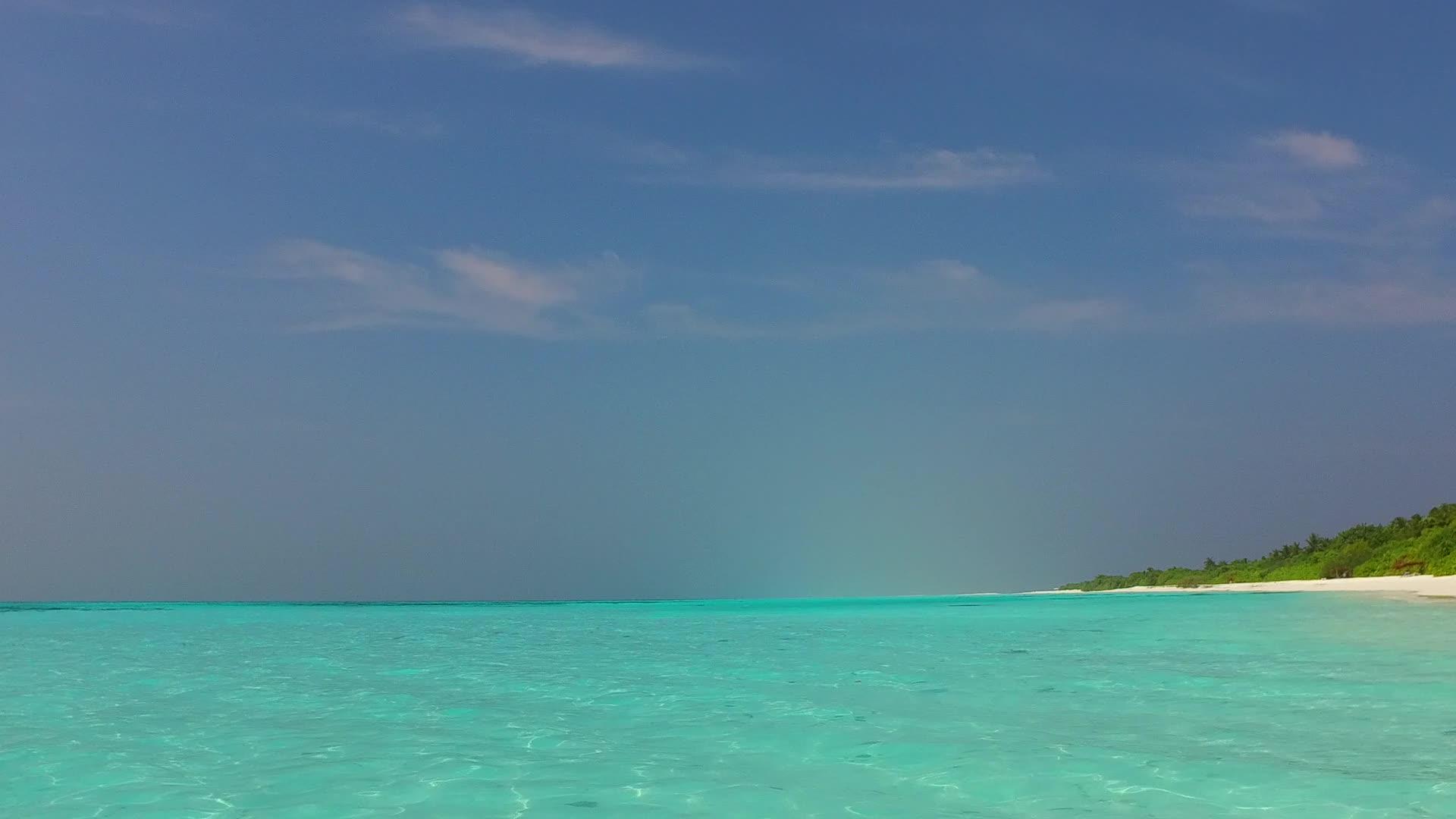 水蓝环礁湖和沙巴附近的白色沙滩背景的白色沙滩近似完美视频的预览图