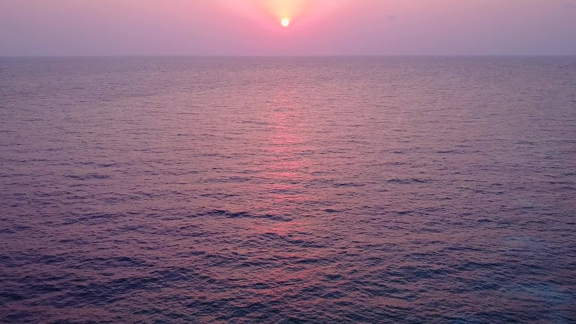 日落前以蓝海和白色沙滩为背景的长角旅游视频的预览图