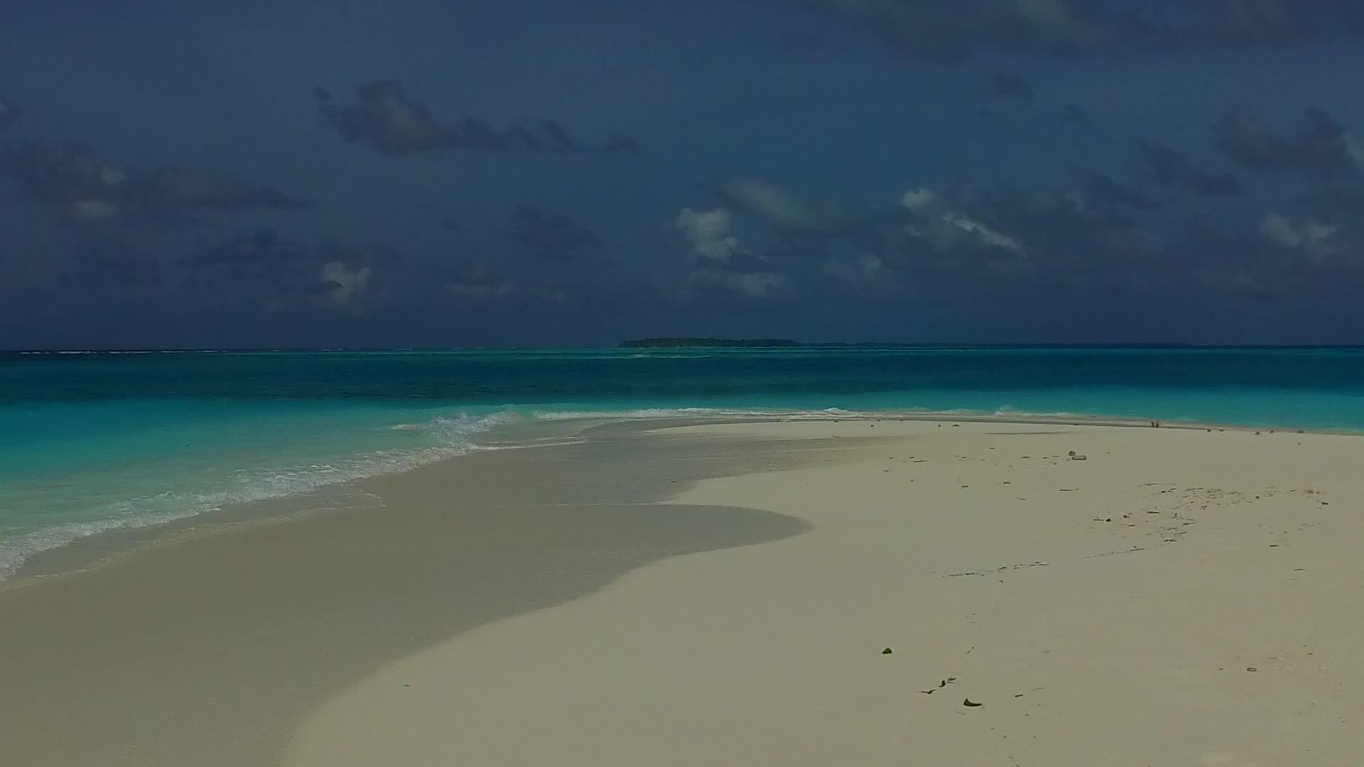 利用蓝色海洋和度假胜地附近的白色海滩背景复制完美的海岸背景视频的预览图