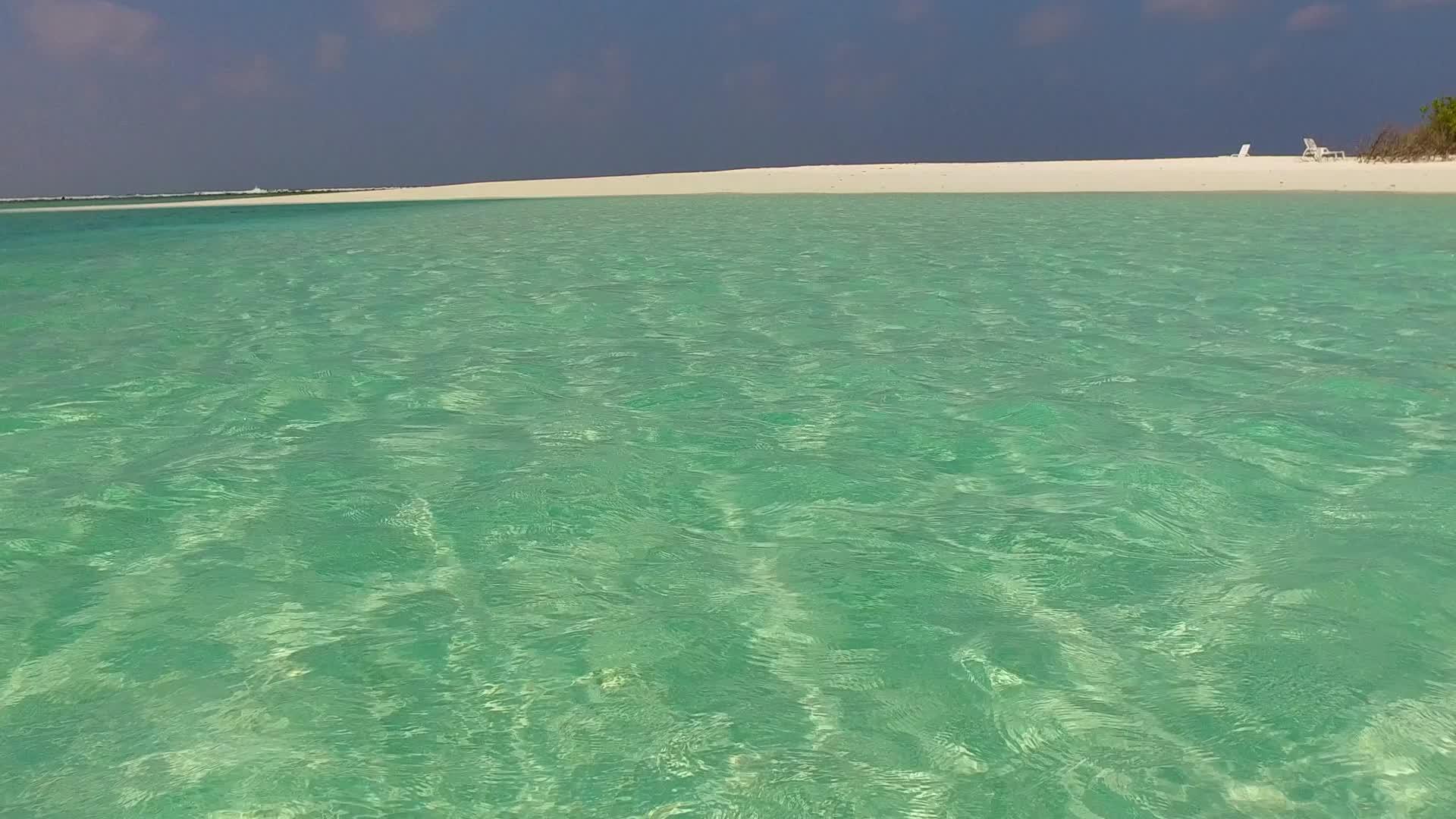 在蓝色的海洋中沙洲附近有一个白色的海滩背景田园诗般的泻湖视频的预览图