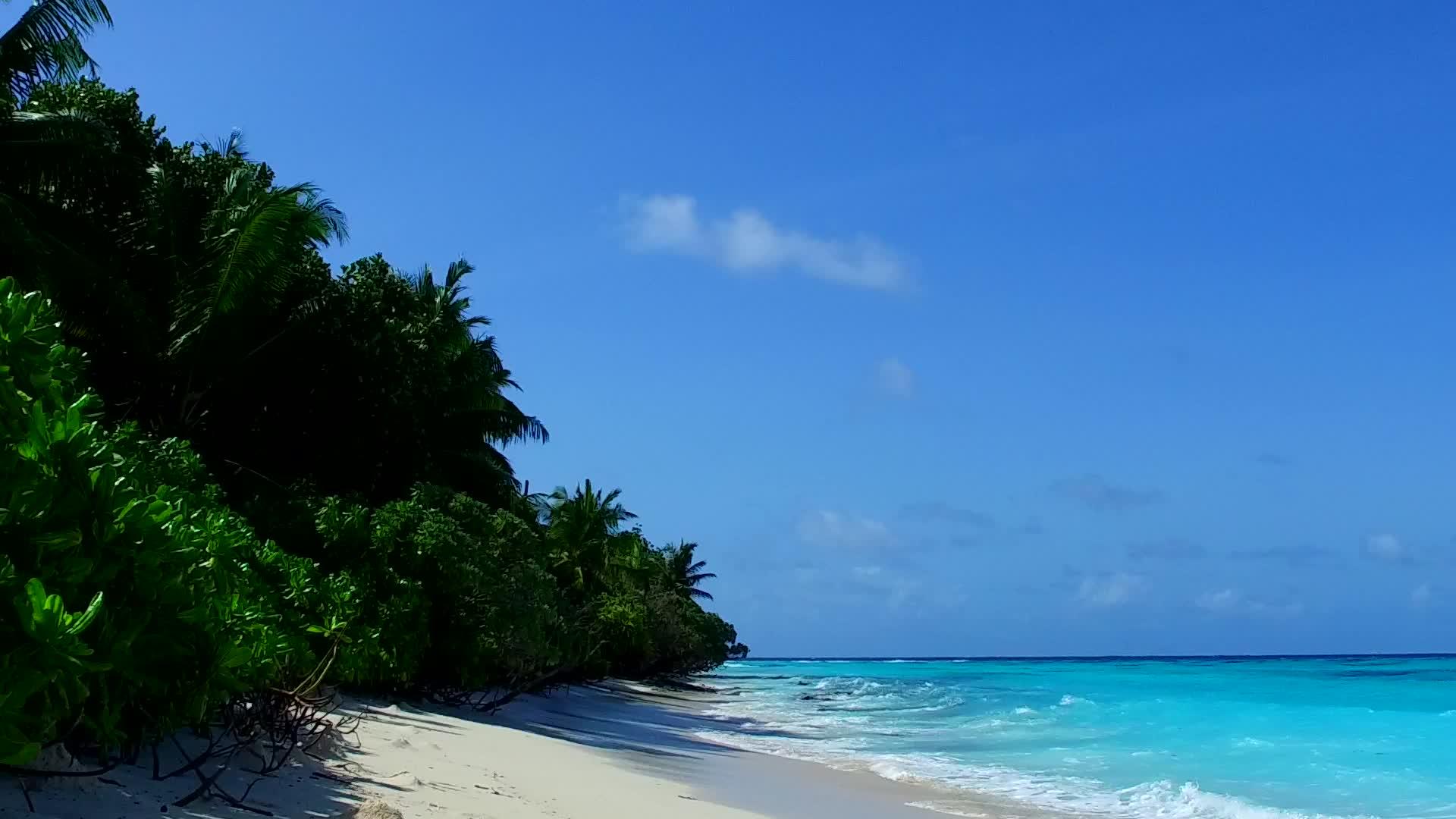 旅游景点附近的浅海和白色海滩背景的浪漫风景视频的预览图