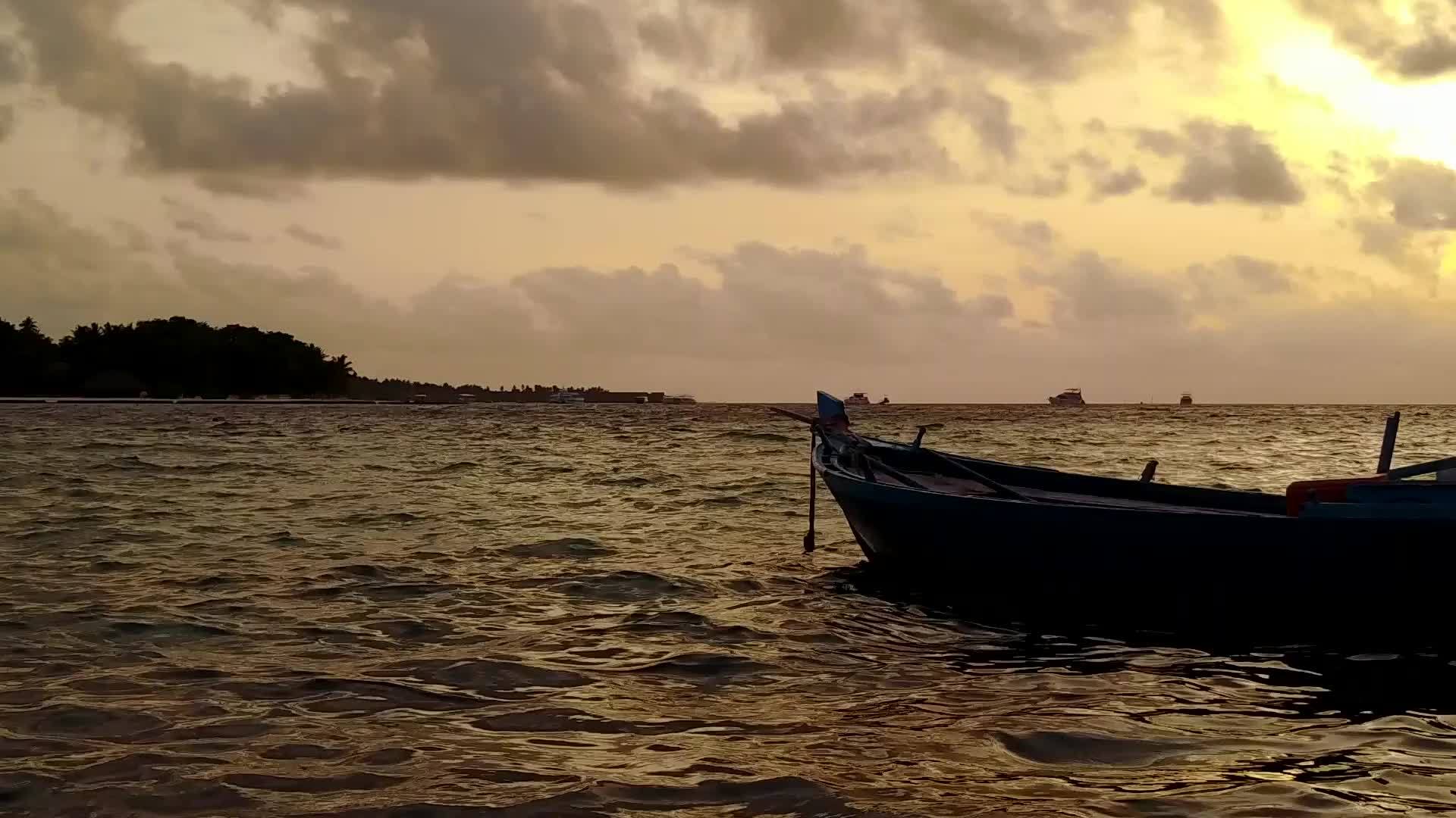 度假村附近的白沙背景浅海洋度假村海滩时间阳光旅游视频的预览图